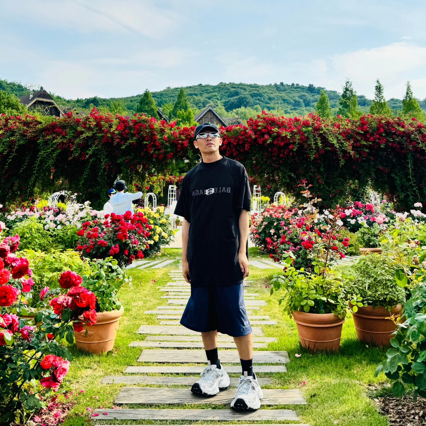 Balenciaga Unity Sports Icon Basketball Shorts Dark Blue, Balenciaga Ai Logo Inside Out Oversized T-Shirt Faded Black 착용 스타일 - 1