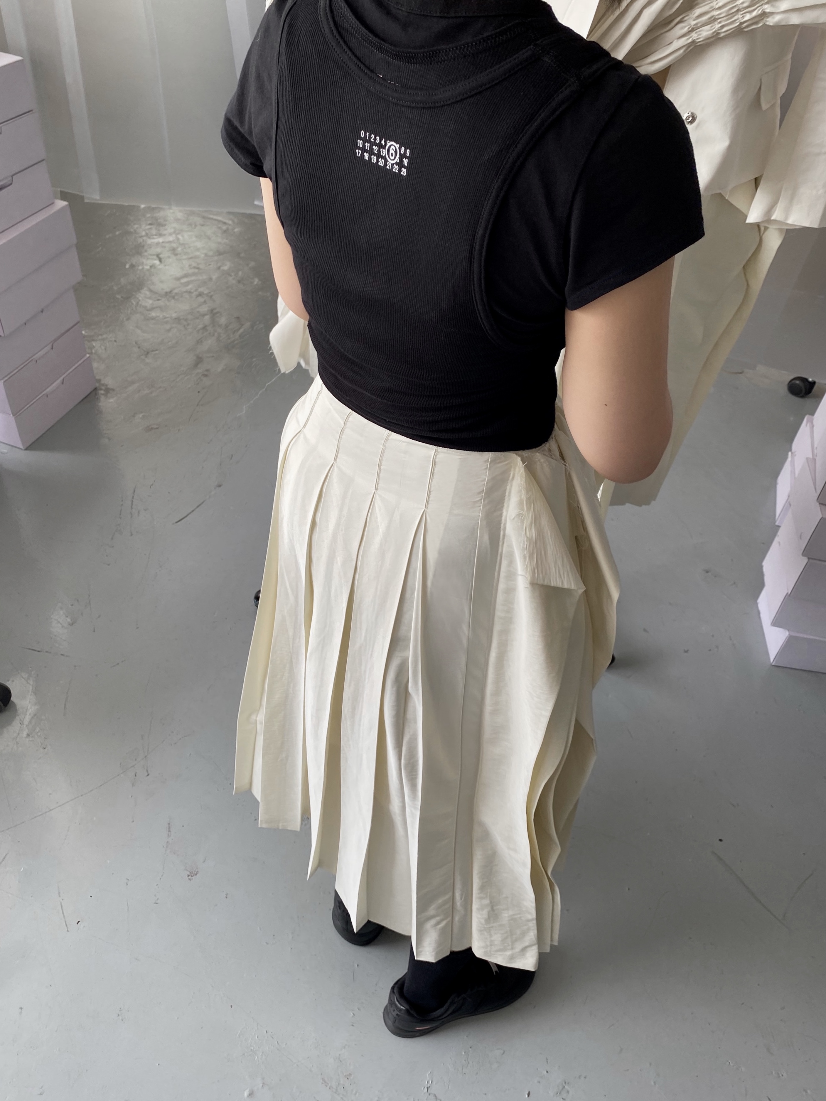 Supreme x MM6 Maison Margiela Hanes Tagless Tank Top White (1 Pack) - 24SS, Supreme x MM6 Maison Margiela Hanes Tagless Tank Top Black (1 Pack) - 24SS 착용 스타일 - 2
