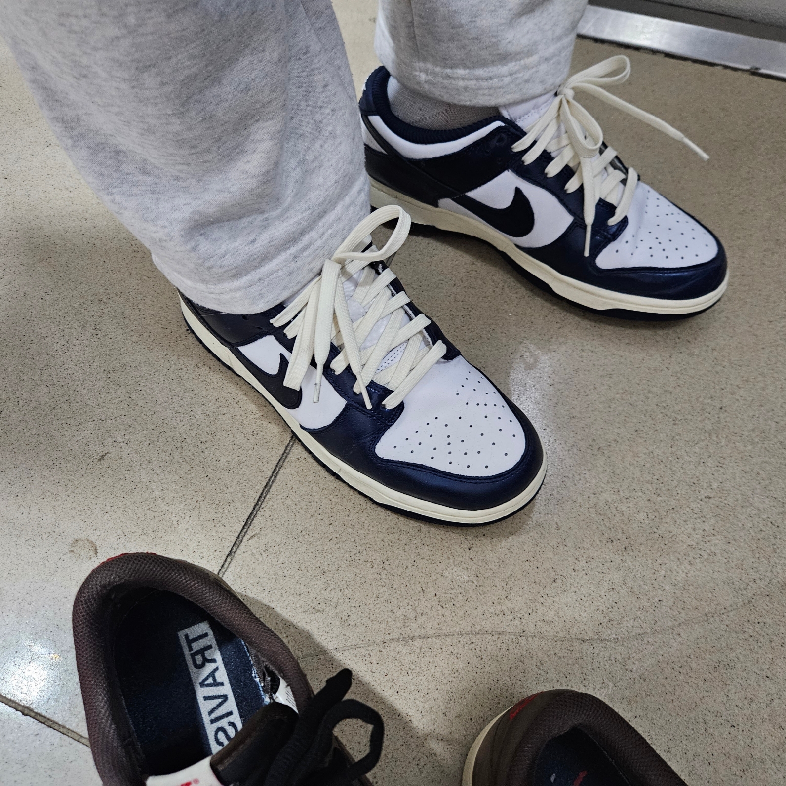 (W) Nike Dunk Low Vintage Midnight Navy, Jordan 1 x Travis Scott Retro Low OG SP Mocha 착용 스타일