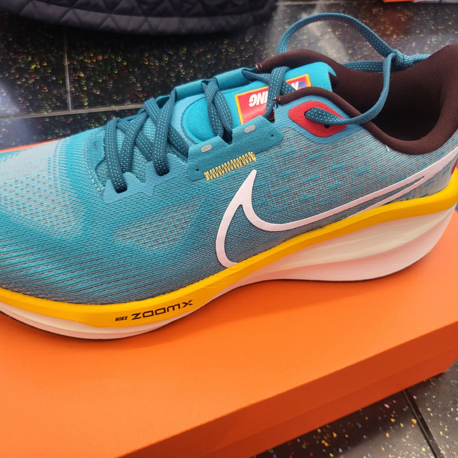 Nike Vomero 17 PRM Road Running Teal Nebula Laser Orange 착용 스타일