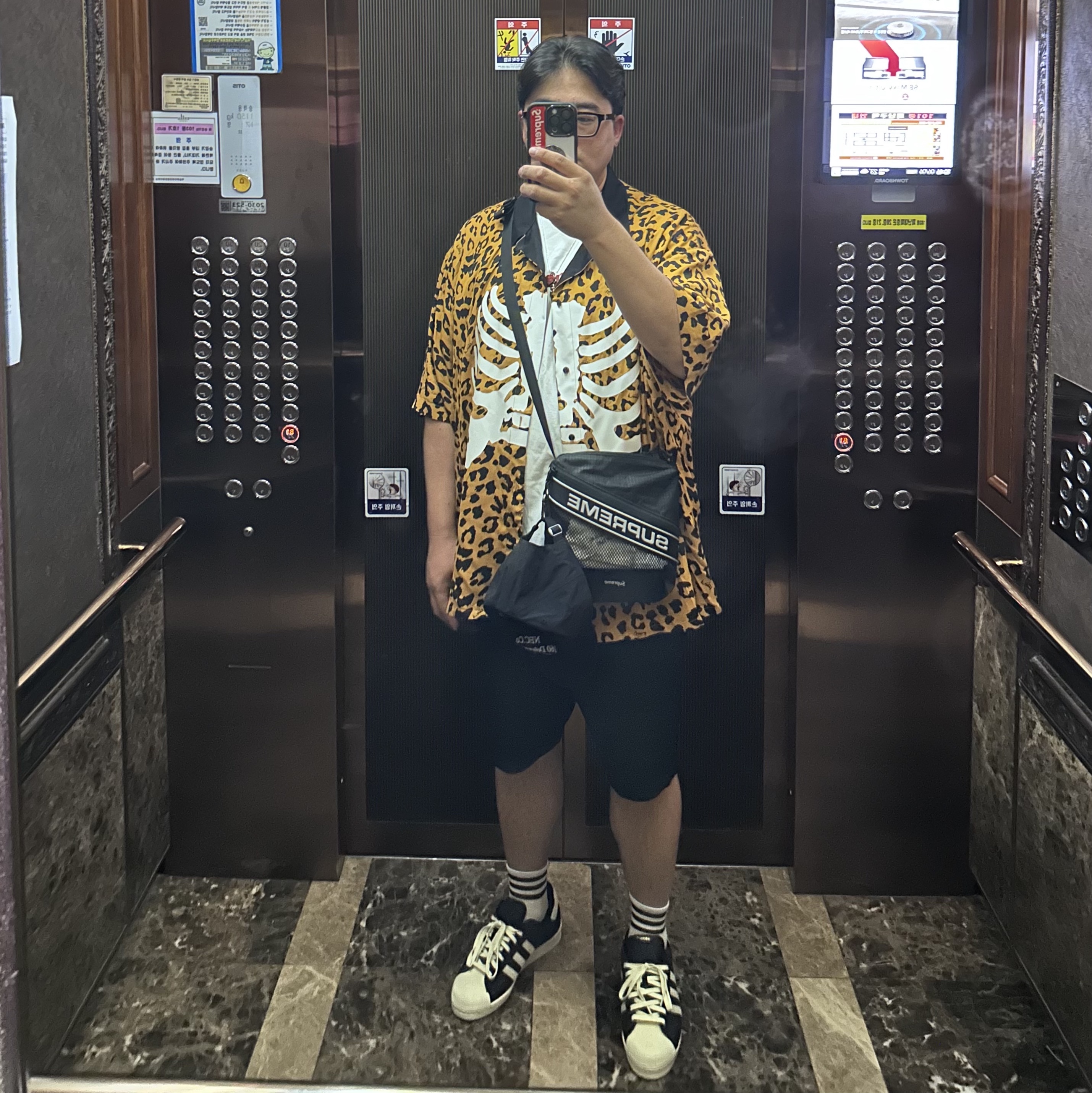 Adidas Superstar 82 Black White, Supreme Shoulder Bag Black - 23FW 착용 스타일 - 1