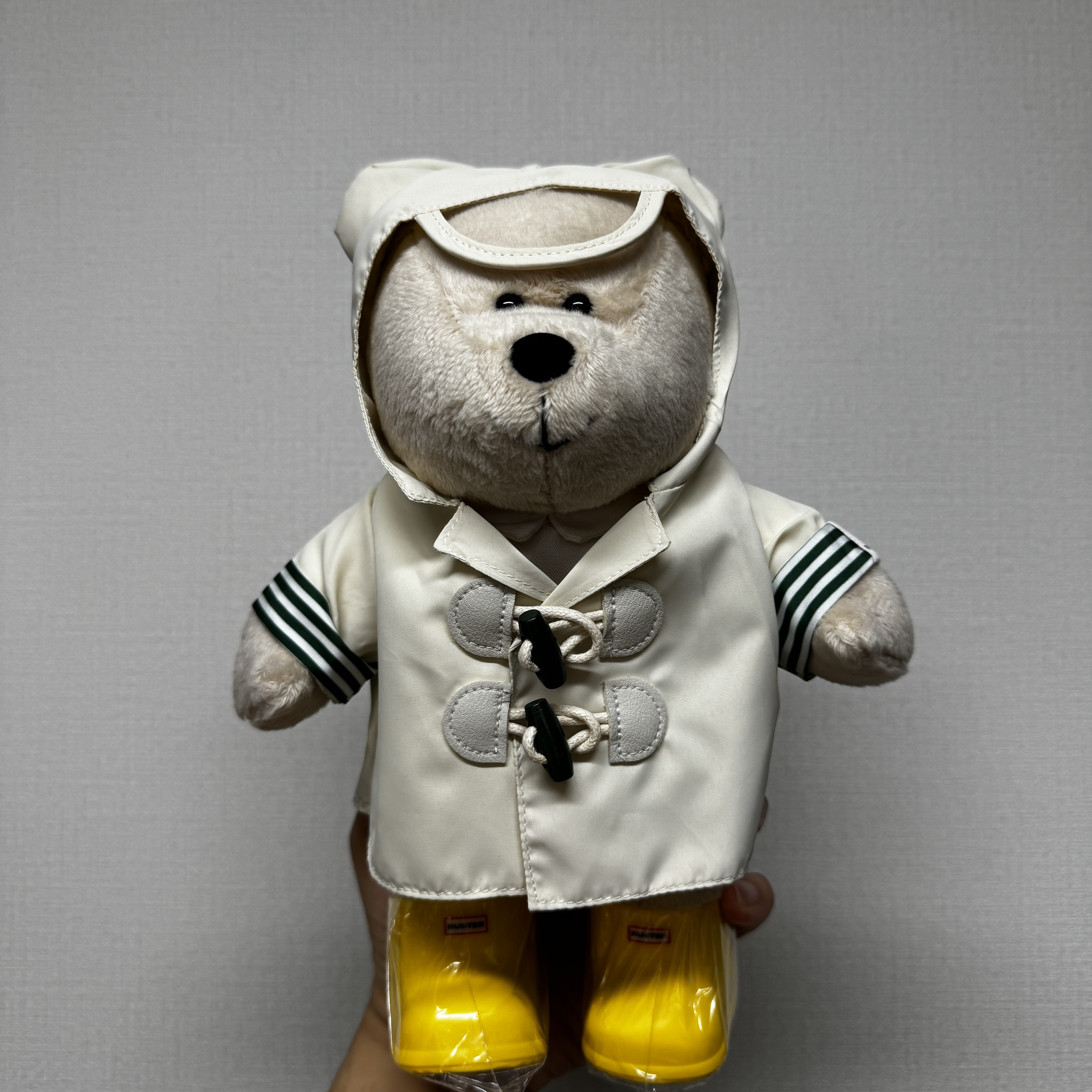 Starbucks x Hunter Rainy Bearista Doll Cream 착용 스타일 - 3
