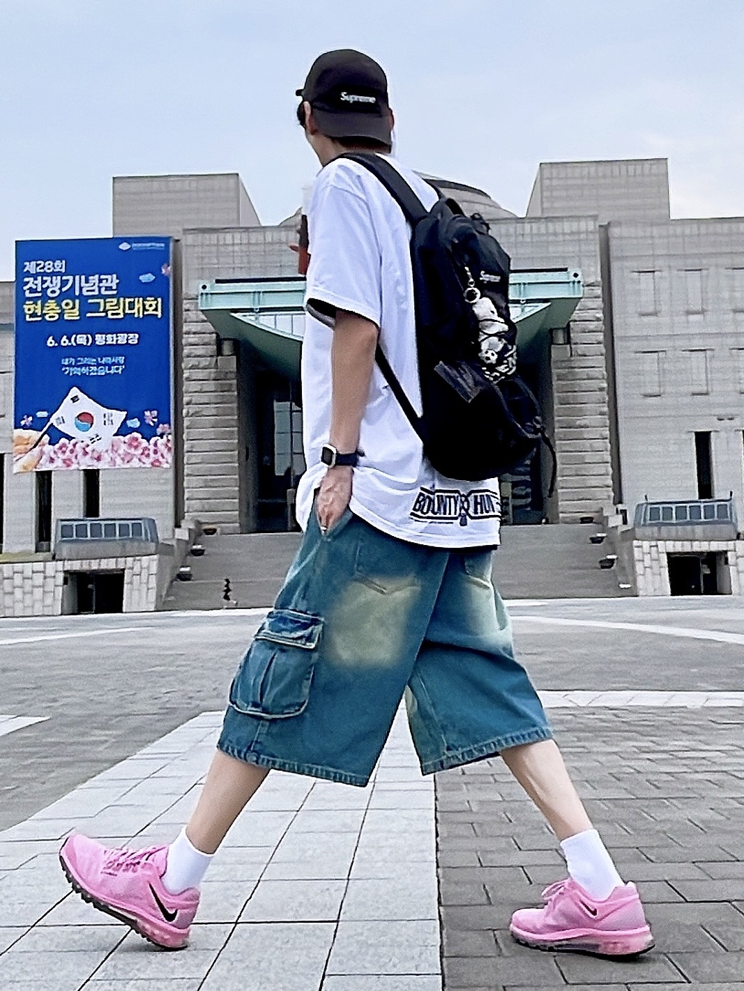 Nike x Stussy Air Max 2013 Psychic Pink, Apple Watch SE 40mm GPS Silver Aluminum Case with Sport Band Abyss Blue (Korean Ver.) 착용 스타일 - 2