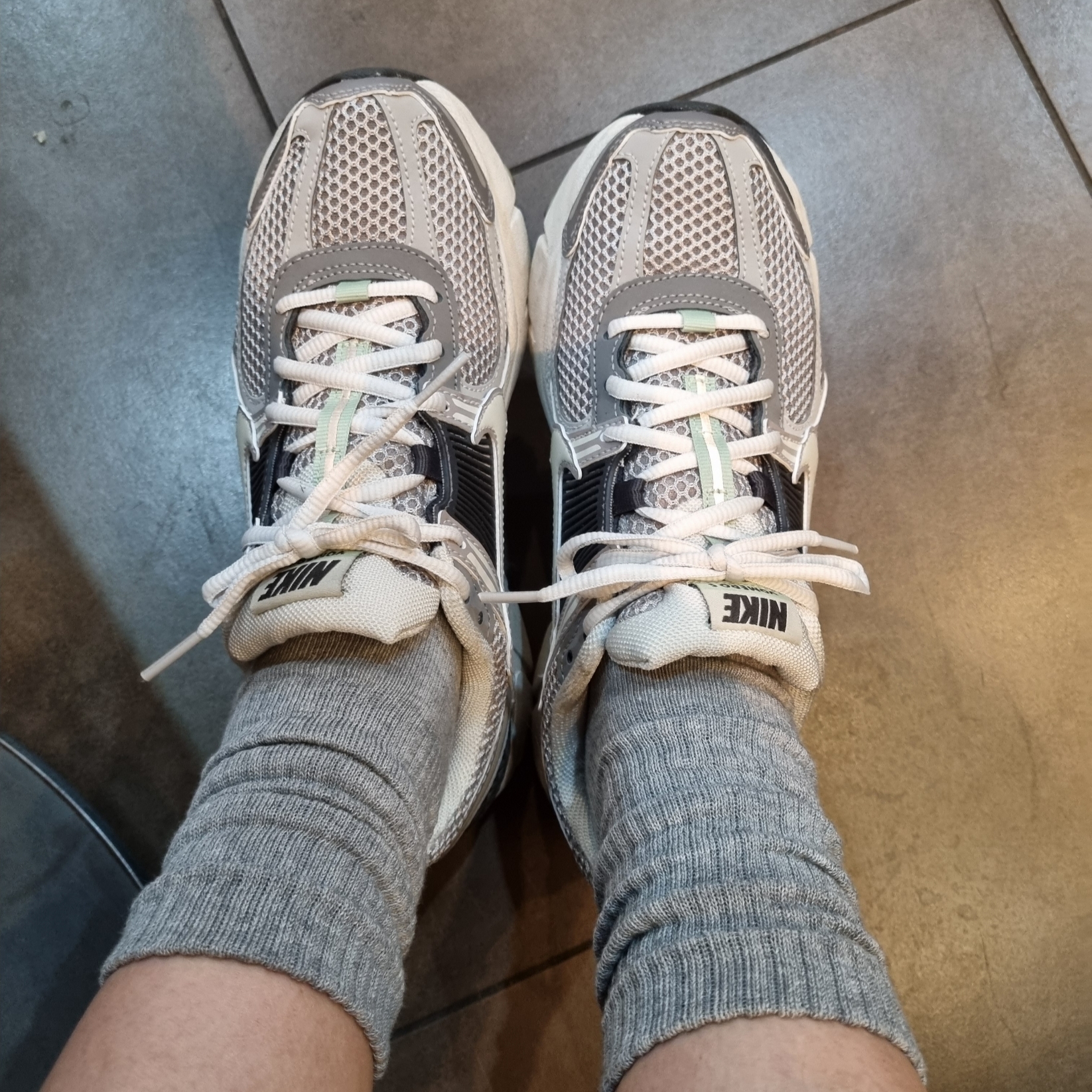 (W) Nike Zoom Vomero 5 Cobblestone and Flat Pewter 착용 스타일