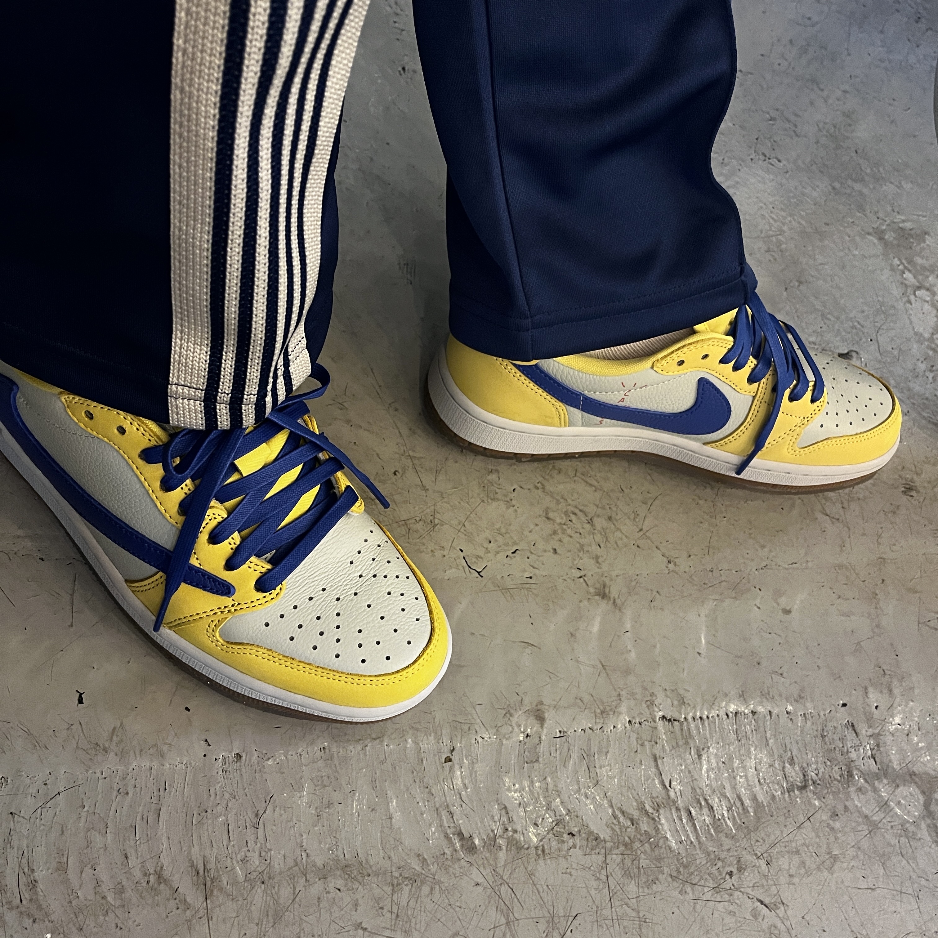 Needles Narrow Track Pants Poly Smooth Royal, (W) Jordan 1 x Travis Scott Retro Low OG SP Canary 착용 스타일
