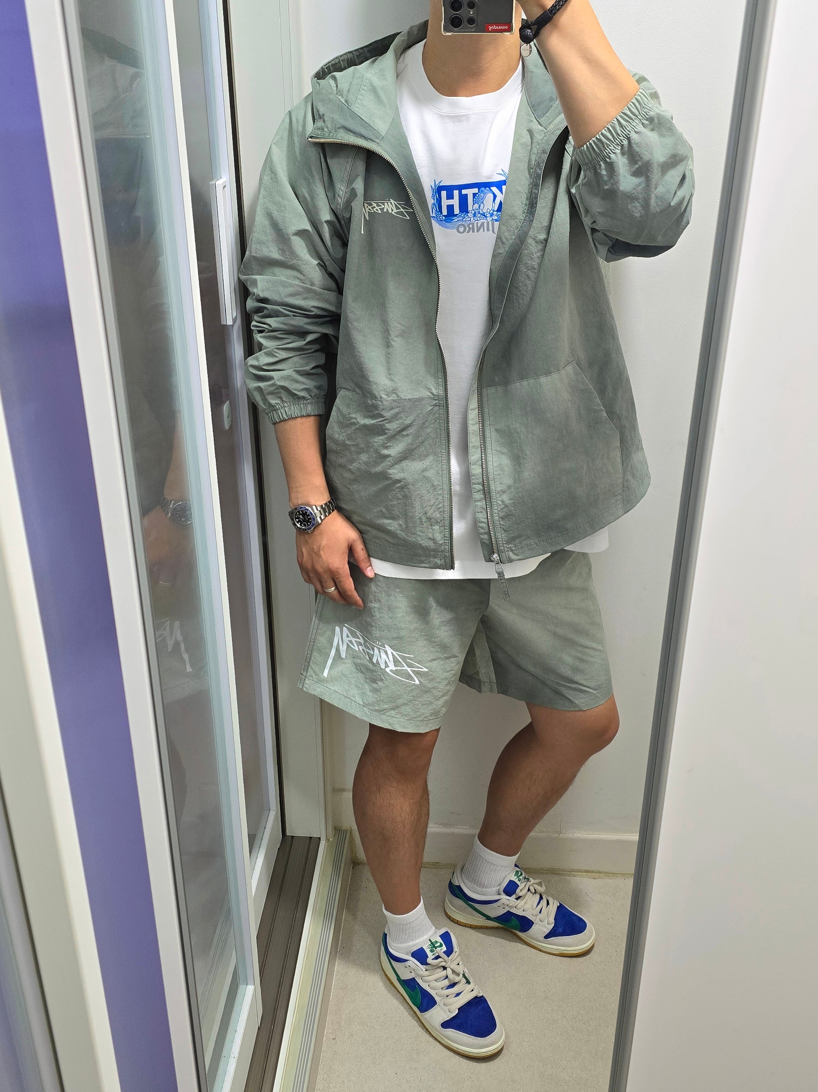 Stussy Wave Dye Beach Shell Jacket Sage, Stussy Wave Dye Nylon Shorts Sage 착용 스타일