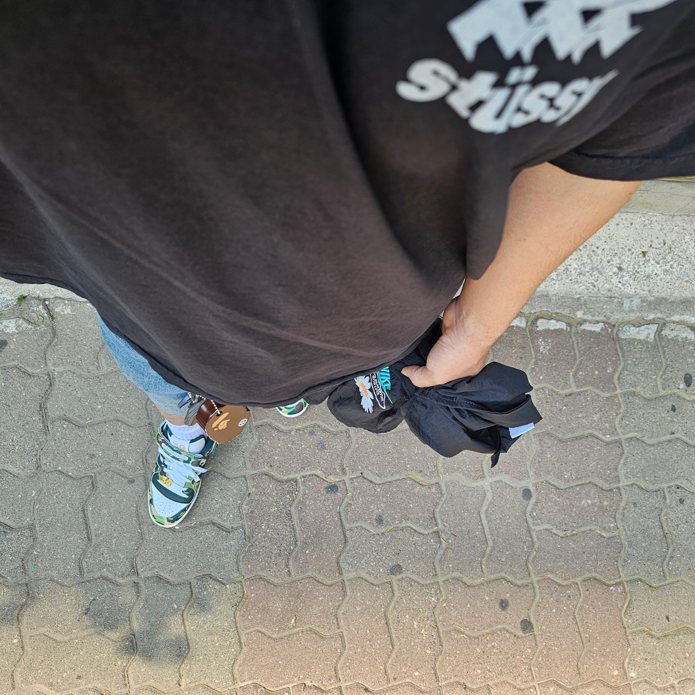 Stussy Surfwalk Pigment Dyed T-Shirt Black, Adidas x BAPE Forum 84 Low Green Camo 착용 스타일