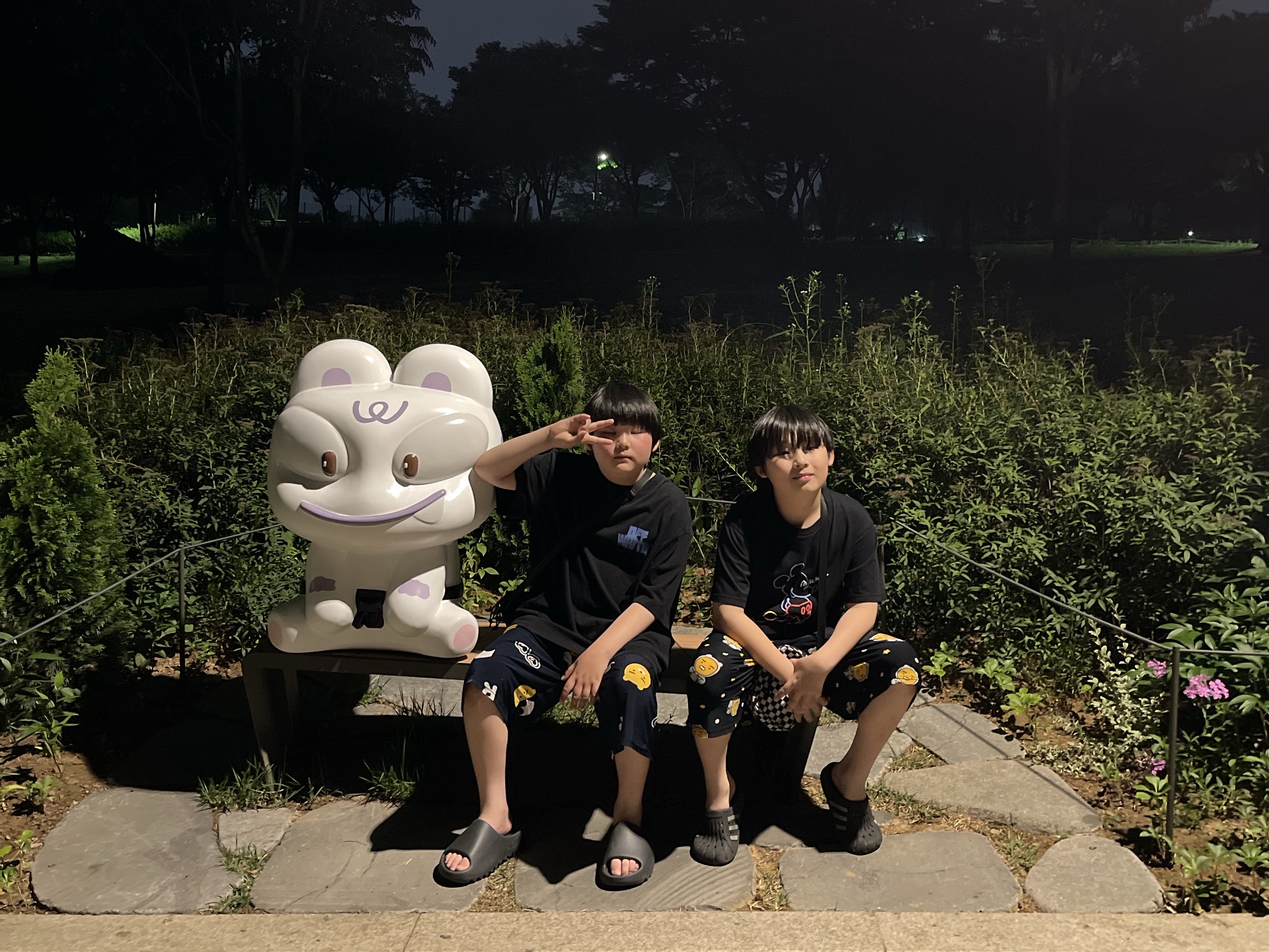 Adidas Yeezy Slide Onyx, Adidas Adilette Clog Black White 착용 스타일 - 3