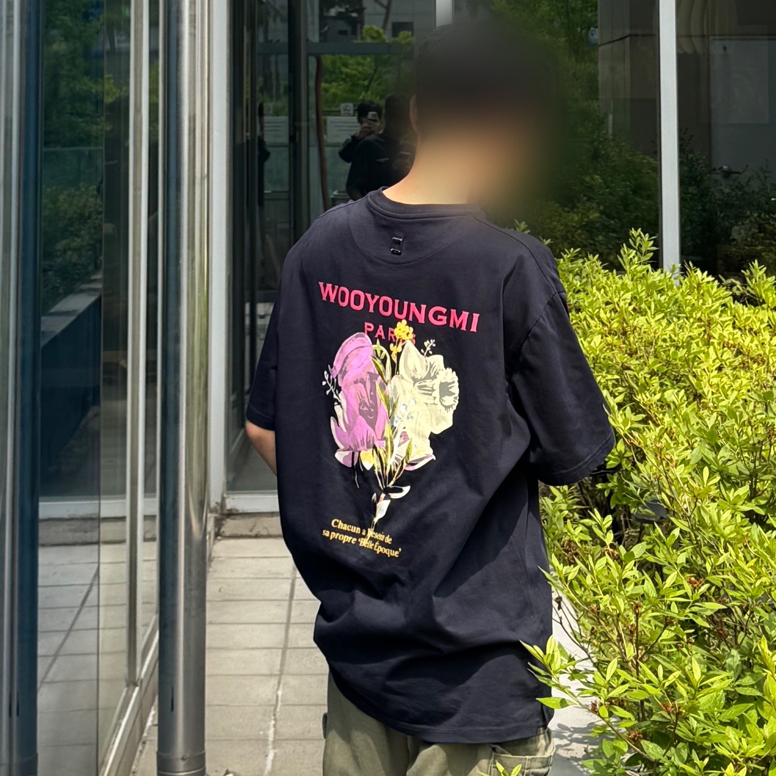 Wooyoungmi Flower Print Back Logo T-Shirt Navy - 22SS 착용 스타일 - 2