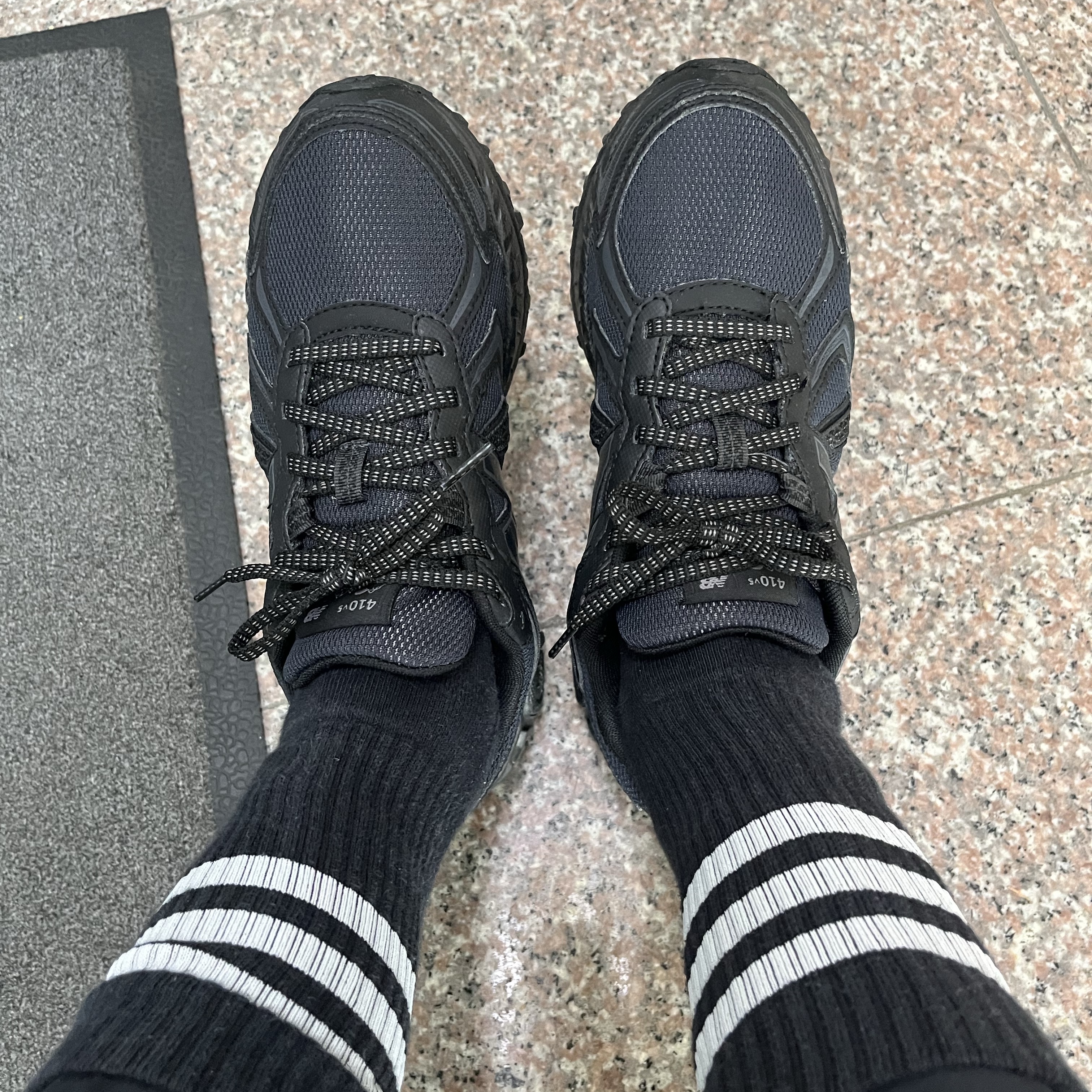 New Balance 410v5 Black - 2E Wide 착용 스타일 - 2