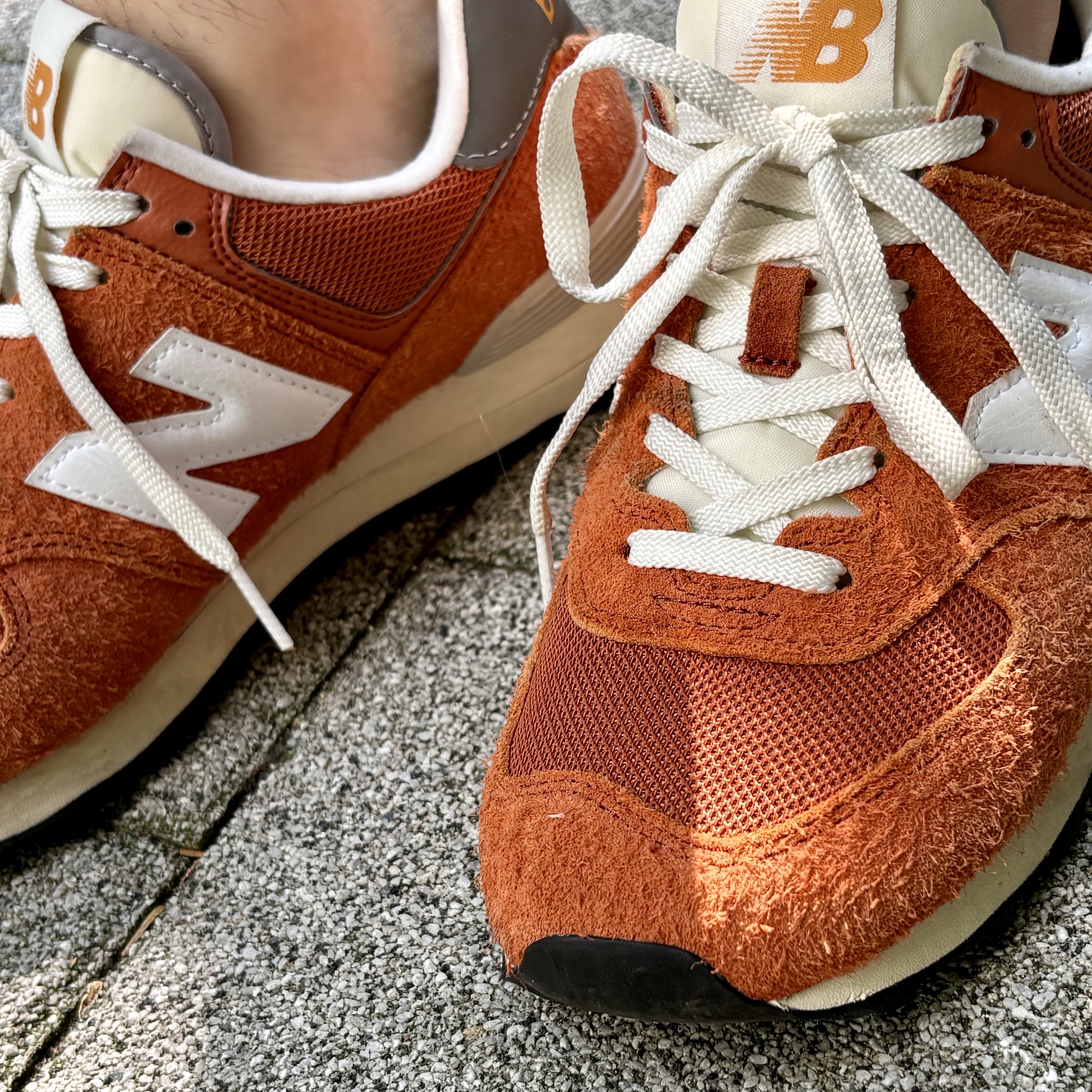 Nike Heritage 86 Futura Washed Cap Black White, New Balance 574 Heritage Orange Burst White 착용 스타일 - 3
