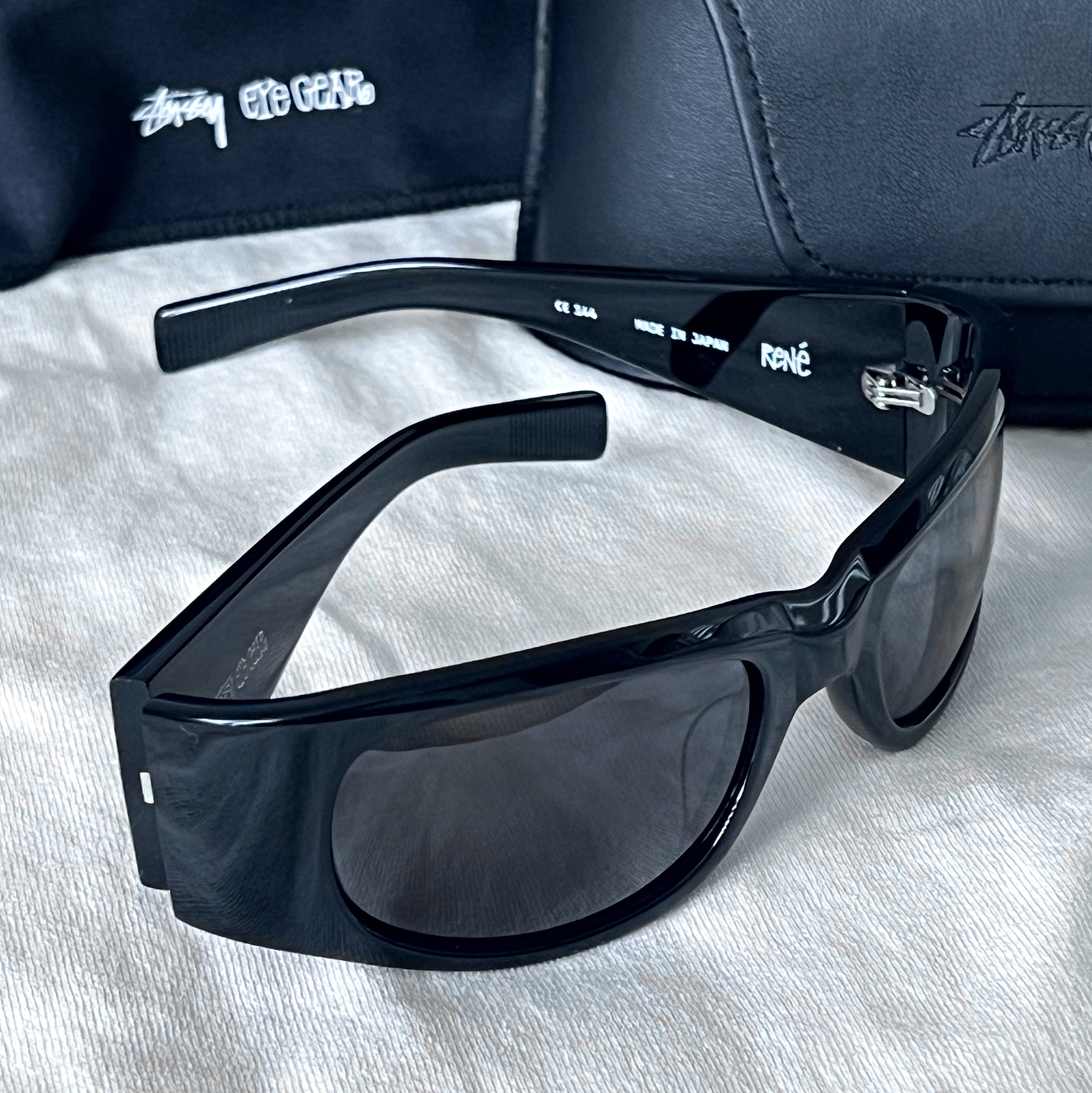 Stussy Rene Sunglasses Black Black Lens 착용 스타일 - 2