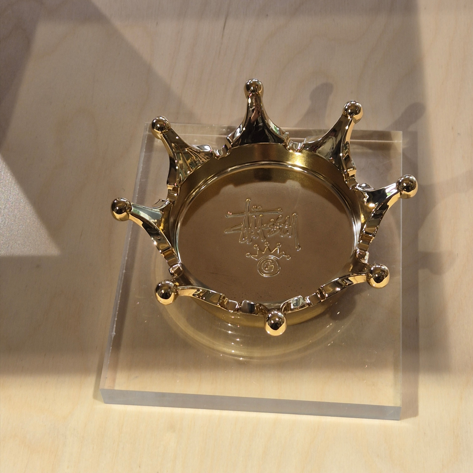 Stussy Crown Ashtray Brass 착용 스타일 - 2