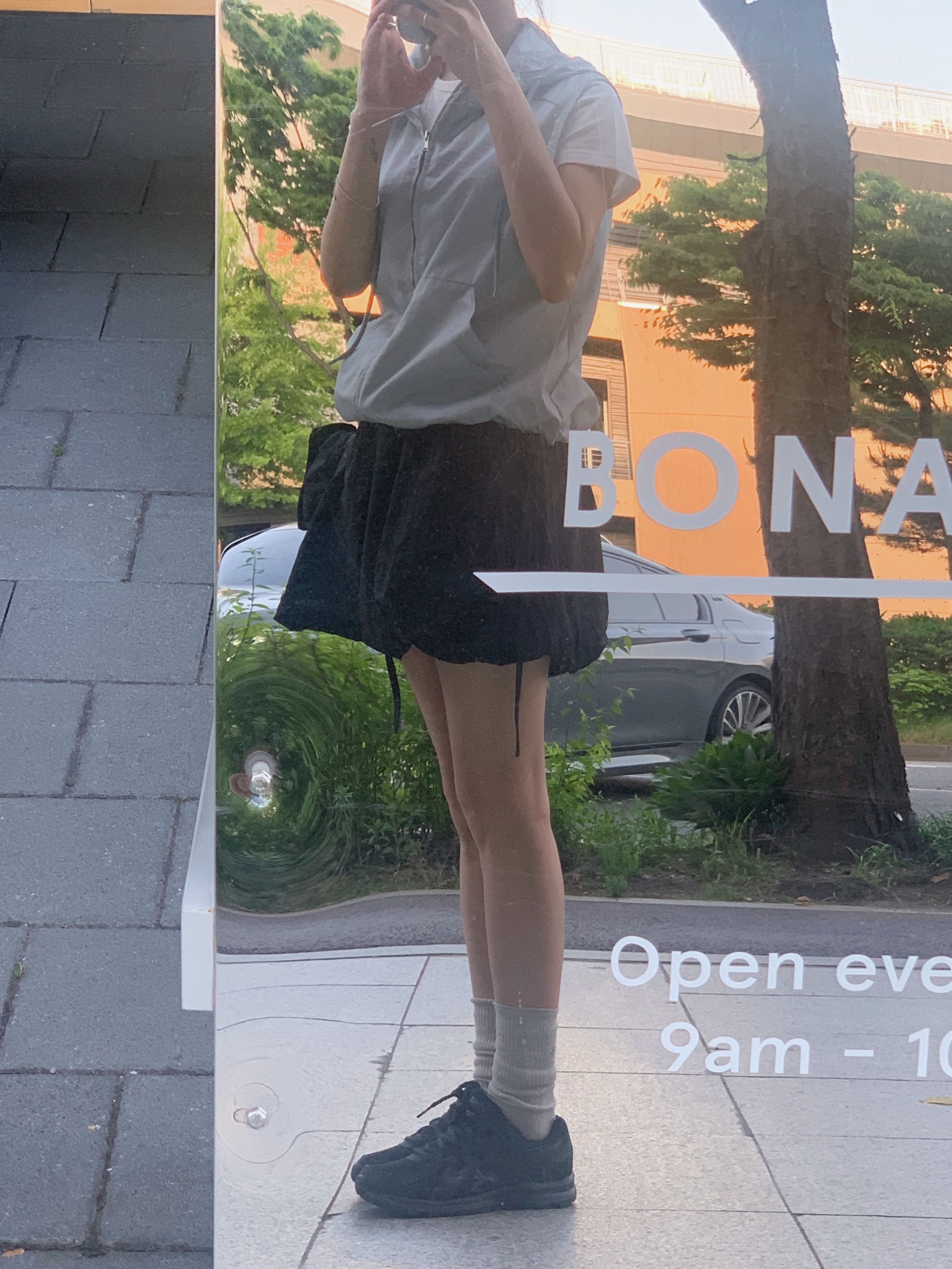 Gentle Monster x Jennie Jentle Salon Hush 01 Black Gray, Asics Jog 100 S Black - 2E Wide 착용 스타일 - 4