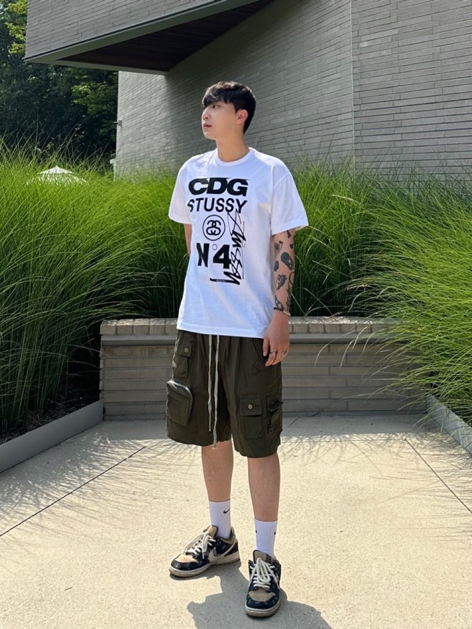 CDG x Stussy T-Shirt White, Nike x Travis Scott SB Dunk Low 착용 스타일 - 1