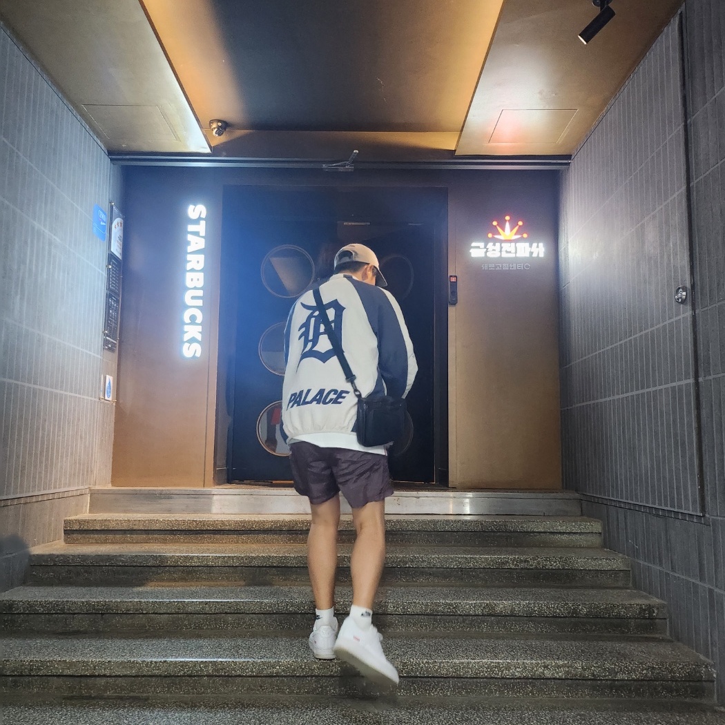 (W) Balenciaga Embroidered Logo Classic Baseball Cap White, Palace x Detroit Tigers New Era Track Top White Navy - 22SS 착용 스타일 - 1