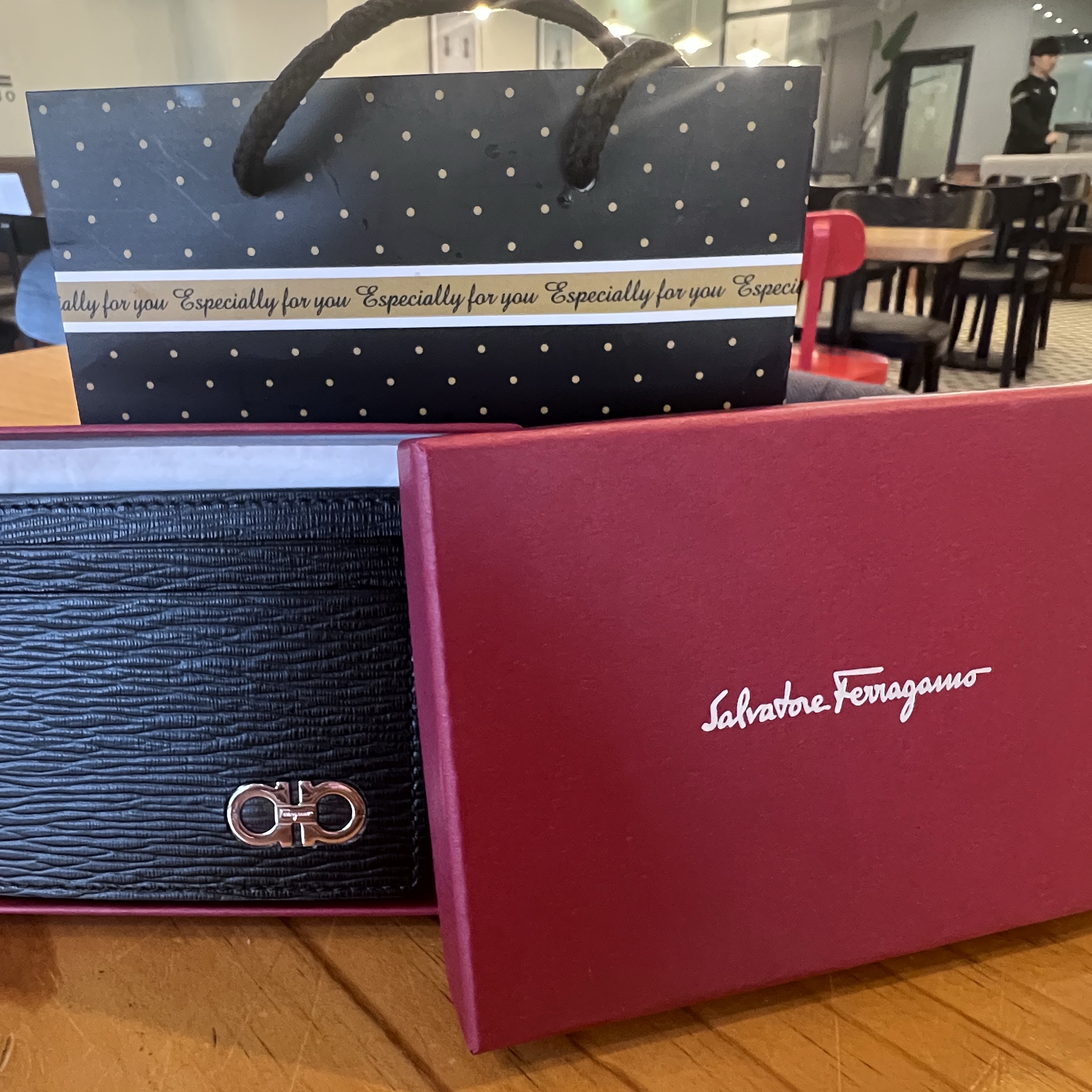 Ferragamo Gancini Card Holder with Pull Out ID Window Black 착용 스타일