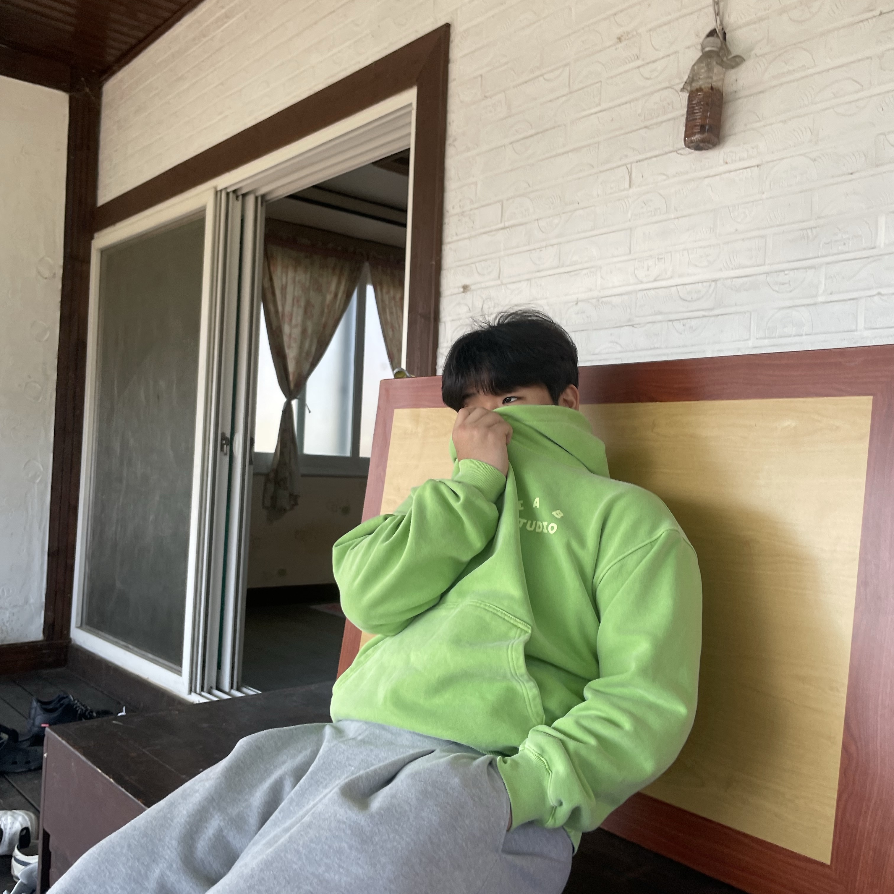 IAB Studio Pigment Hoodie & Sack Apple Green 착용 스타일