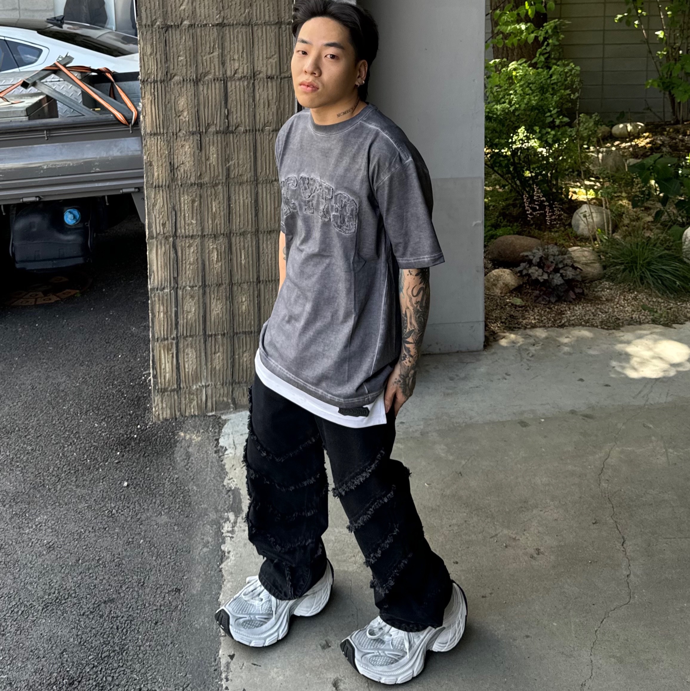 Balenciaga 10XL Sneakers White Grey Silver Black, Icyto College T-Shirt Charcoal 착용 스타일 - 2