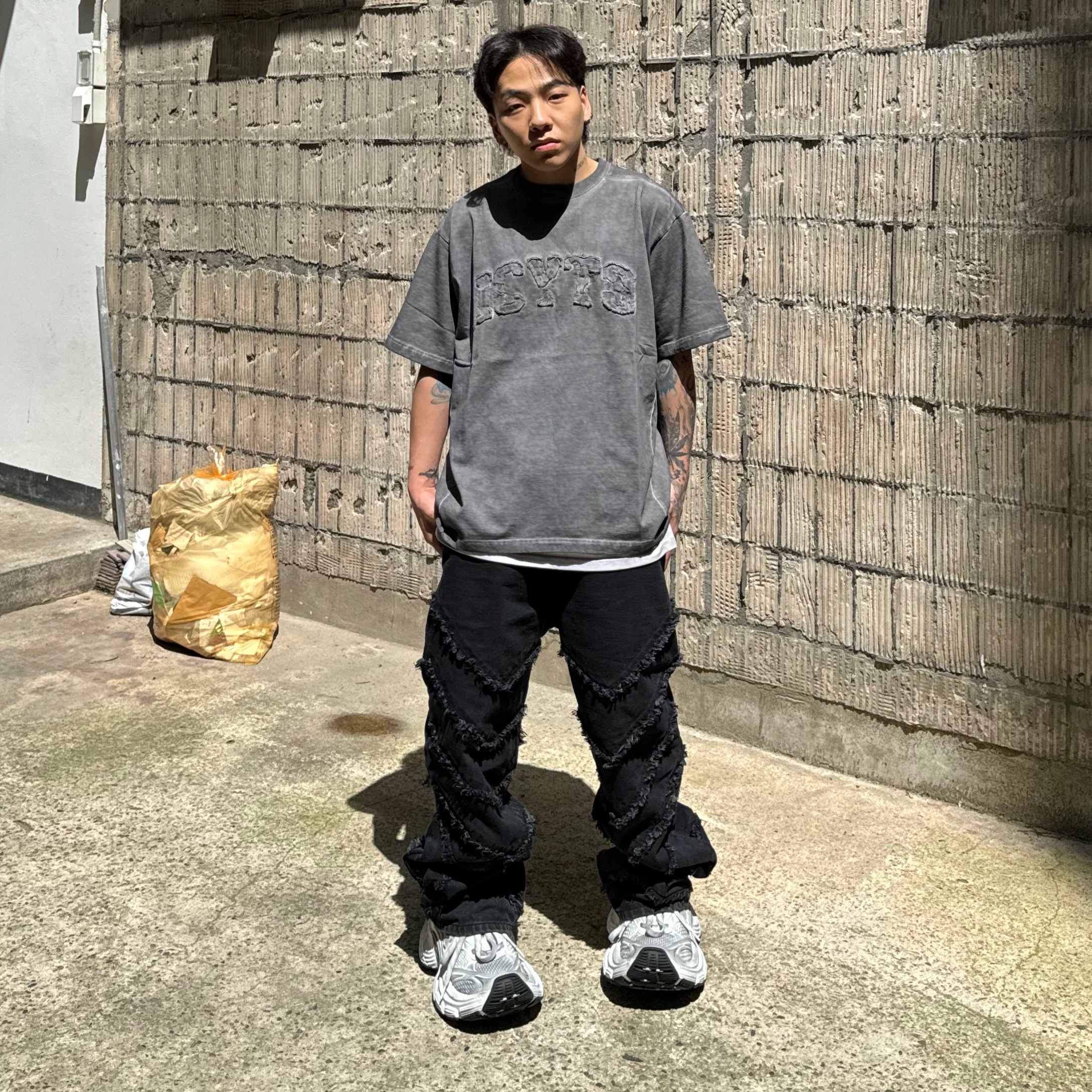 Balenciaga 10XL Sneakers White Grey Silver Black, Icyto College T-Shirt Charcoal 착용 스타일 - 4
