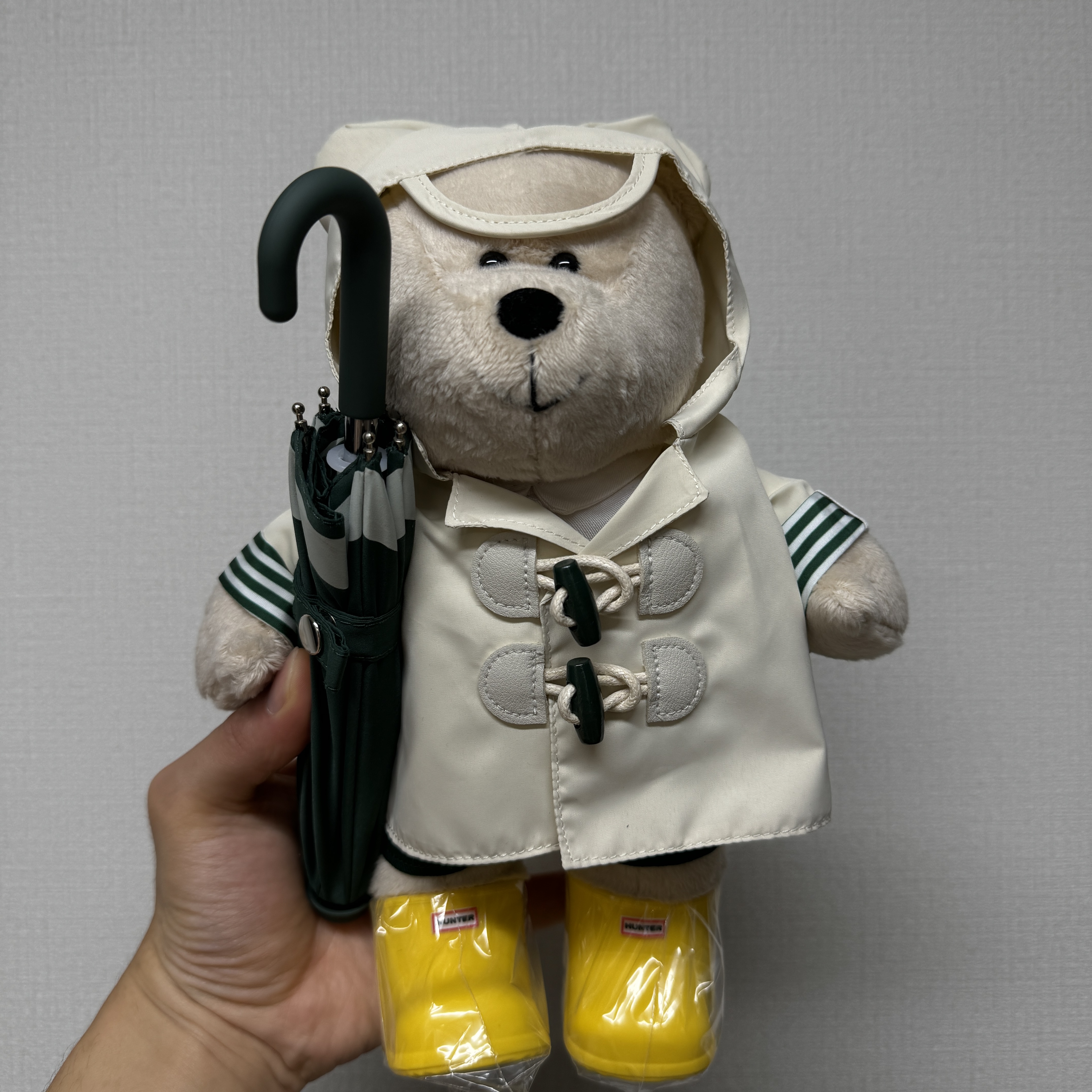 Starbucks x Hunter Rainy Bearista Doll Cream 착용 스타일 - 4