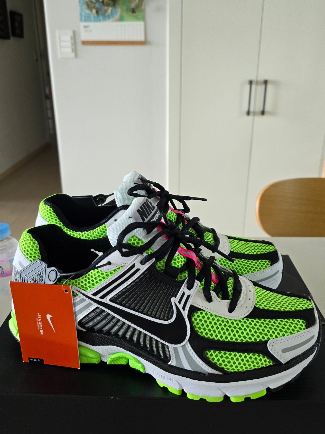 Nike Zoom Vomero 5 Electric Green Black 착용 스타일