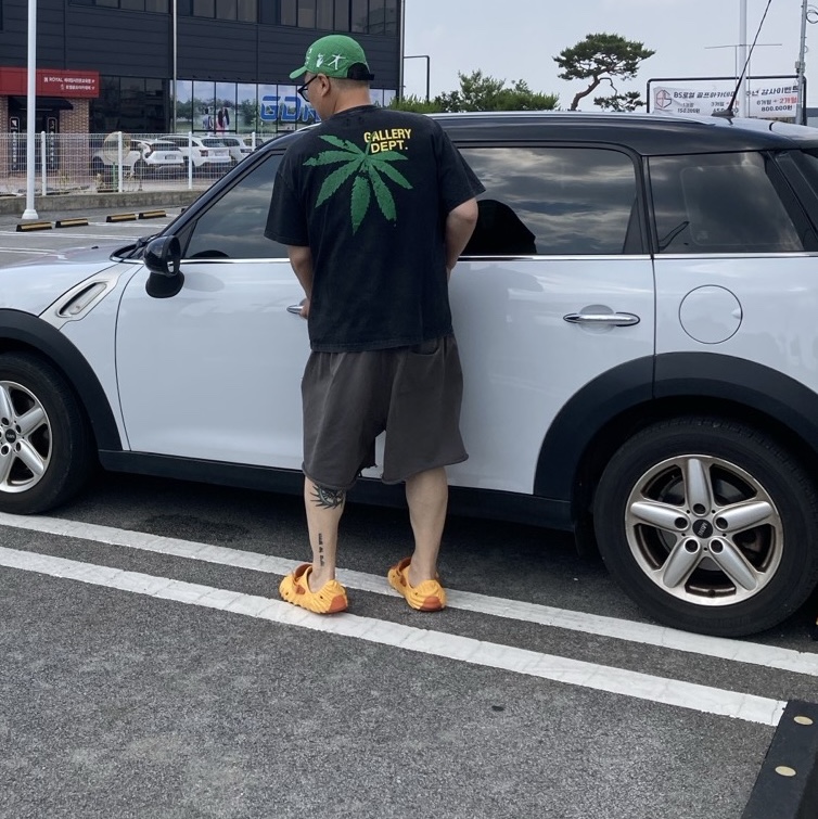 Crocs x Salehe Bembury Pollex Clog Cobbler, Nike x Off-White Fly Cap Kelly Green 착용 스타일