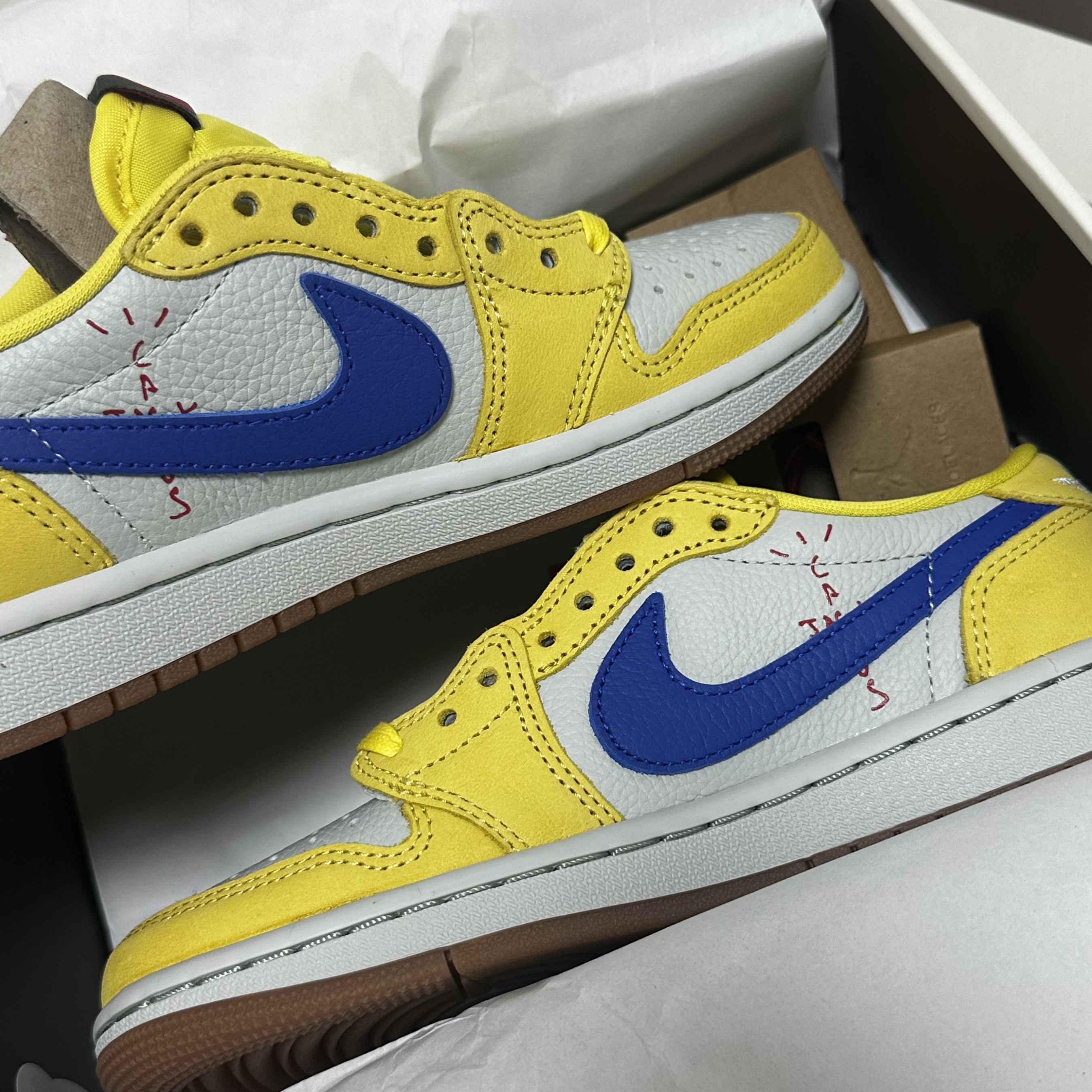 (W) Jordan 1 x Travis Scott Retro Low OG SP Canary 착용 스타일 - 1