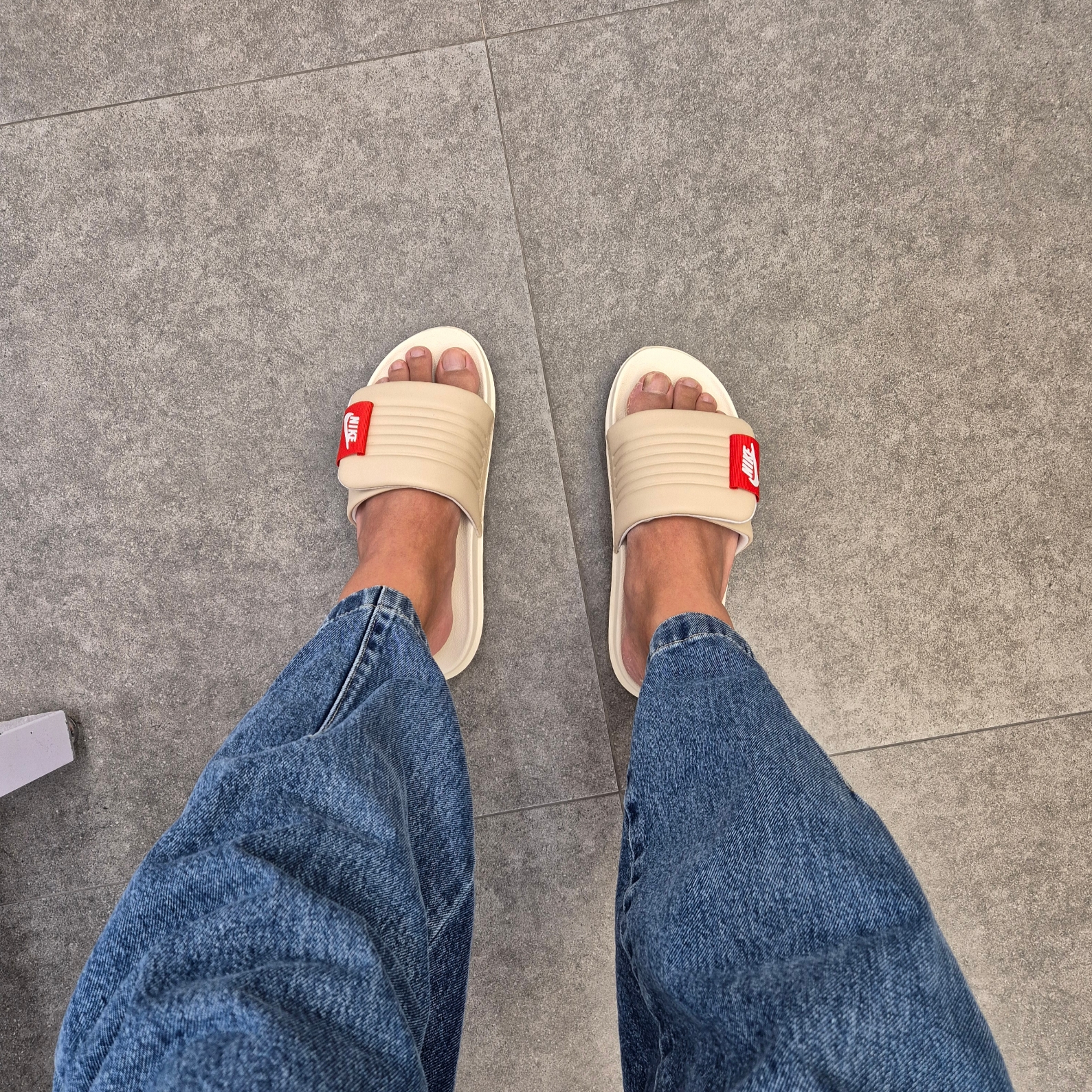 (W) Nike Offcourt Adjust Slide Sanddrift Picante Red 착용 스타일 - 2