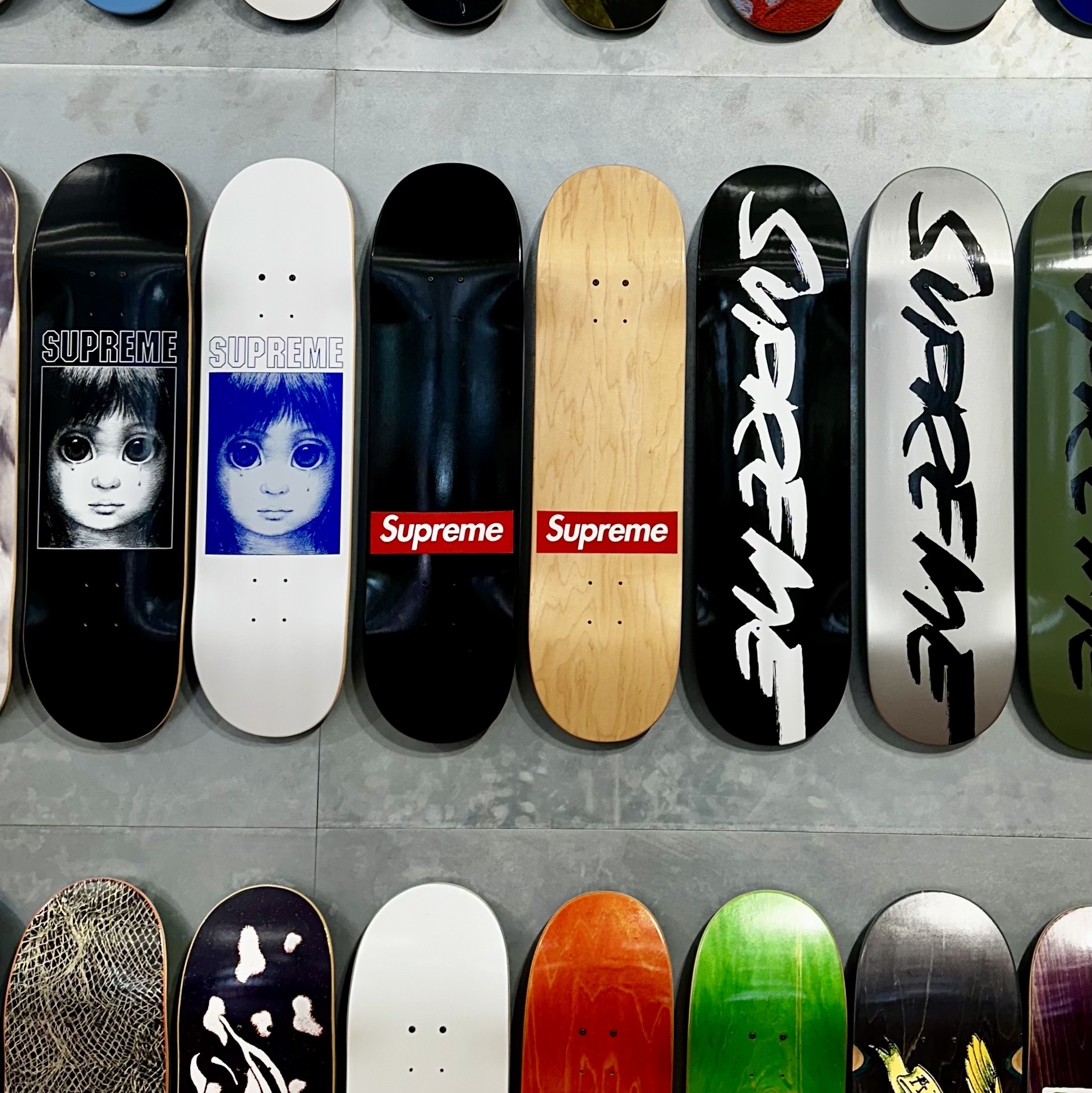 Supreme Floating Keychain Red - 23FW, Supreme Ripstop Keychain Black - 24SS 착용 스타일 - 3