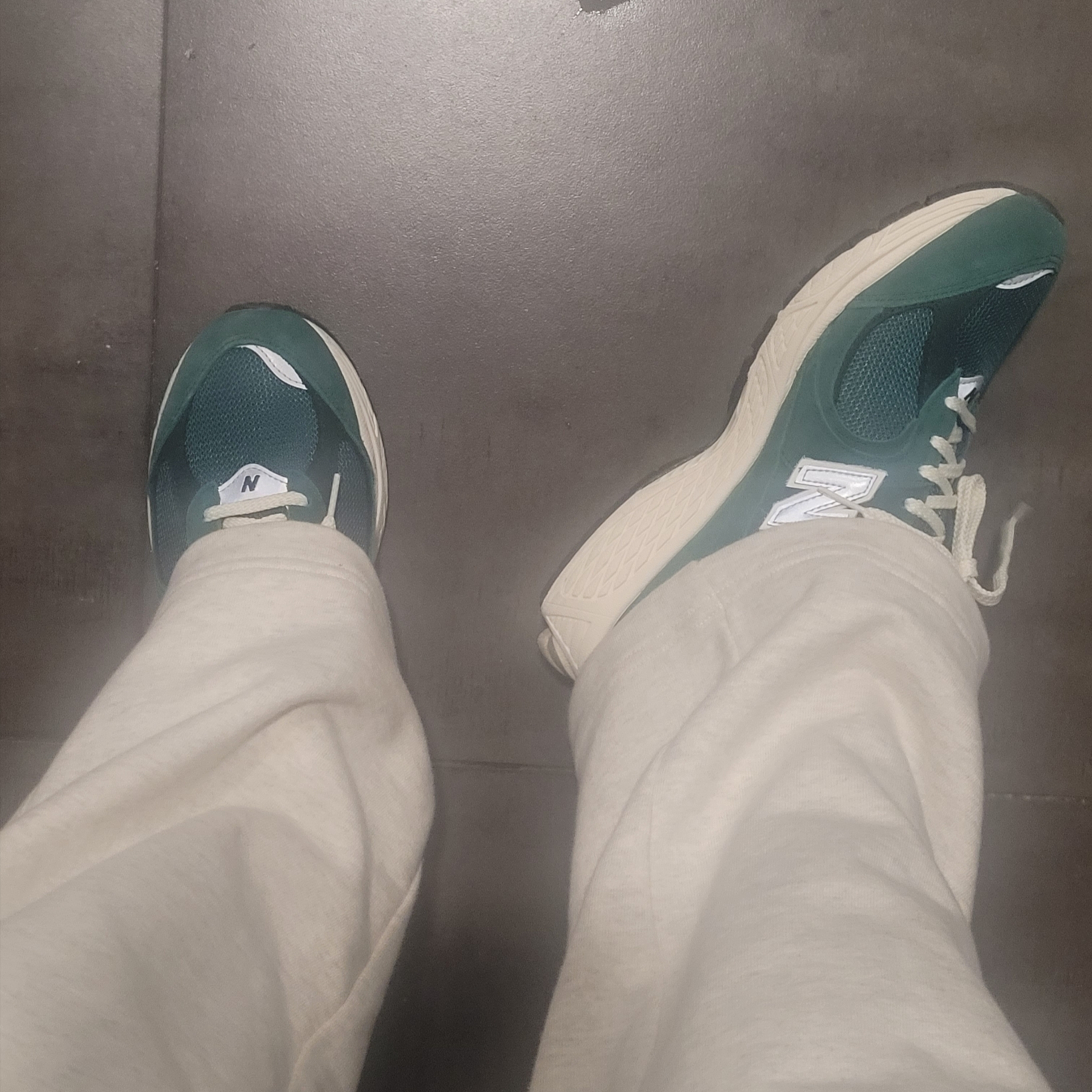 New Balance 2002R Nightwatch Green 착용 스타일