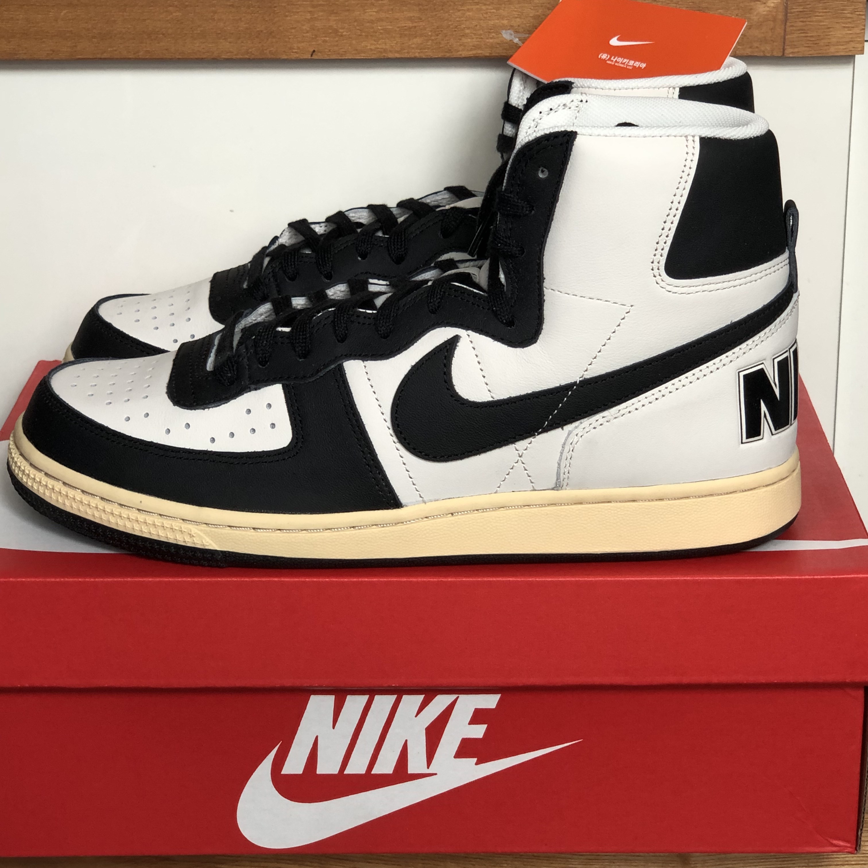 Nike Terminator High Black and Phantom 착용 스타일