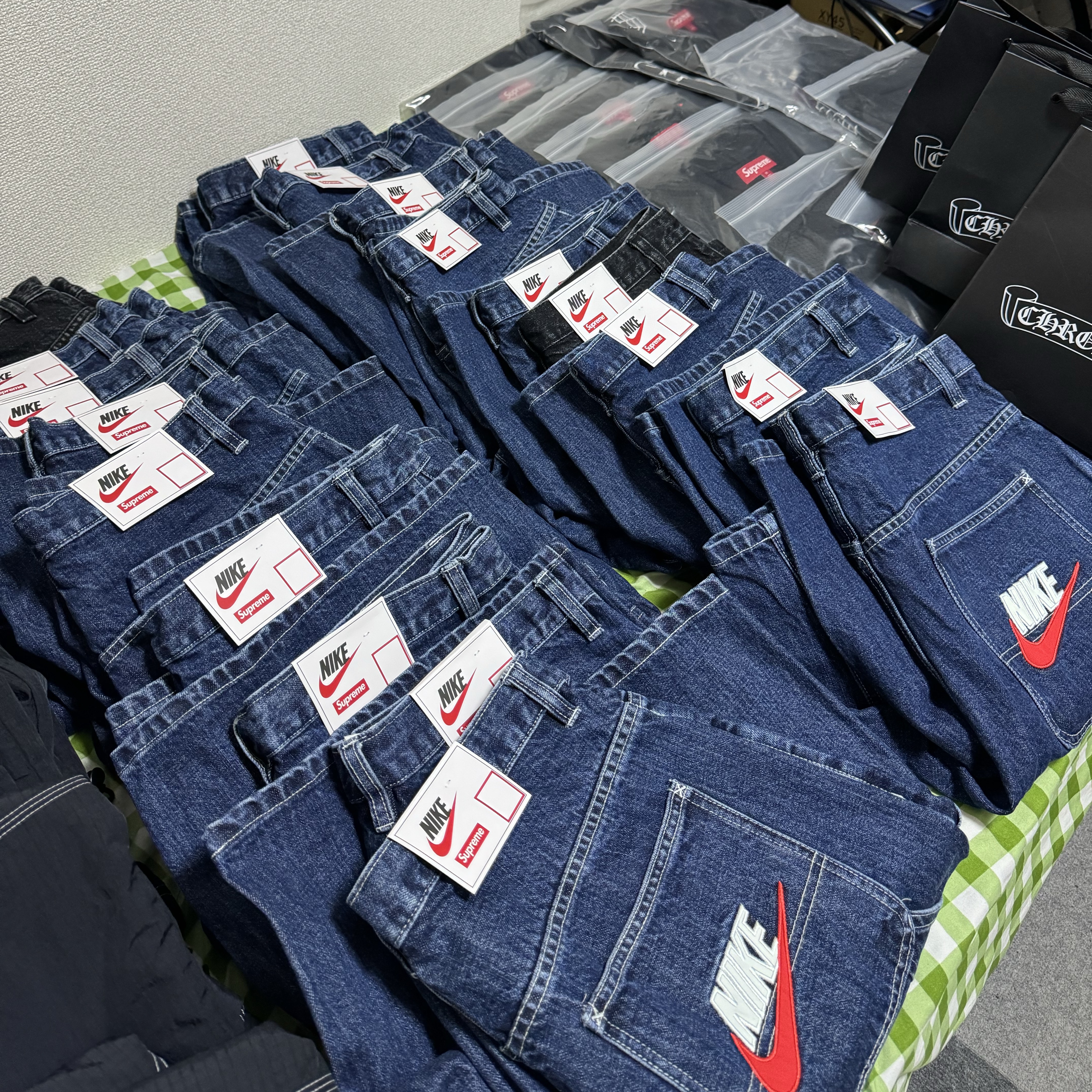 Supreme x Nike Denim Short Indigo - 24SS, Supreme x Nike Denim Short Black - 24SS 착용 스타일