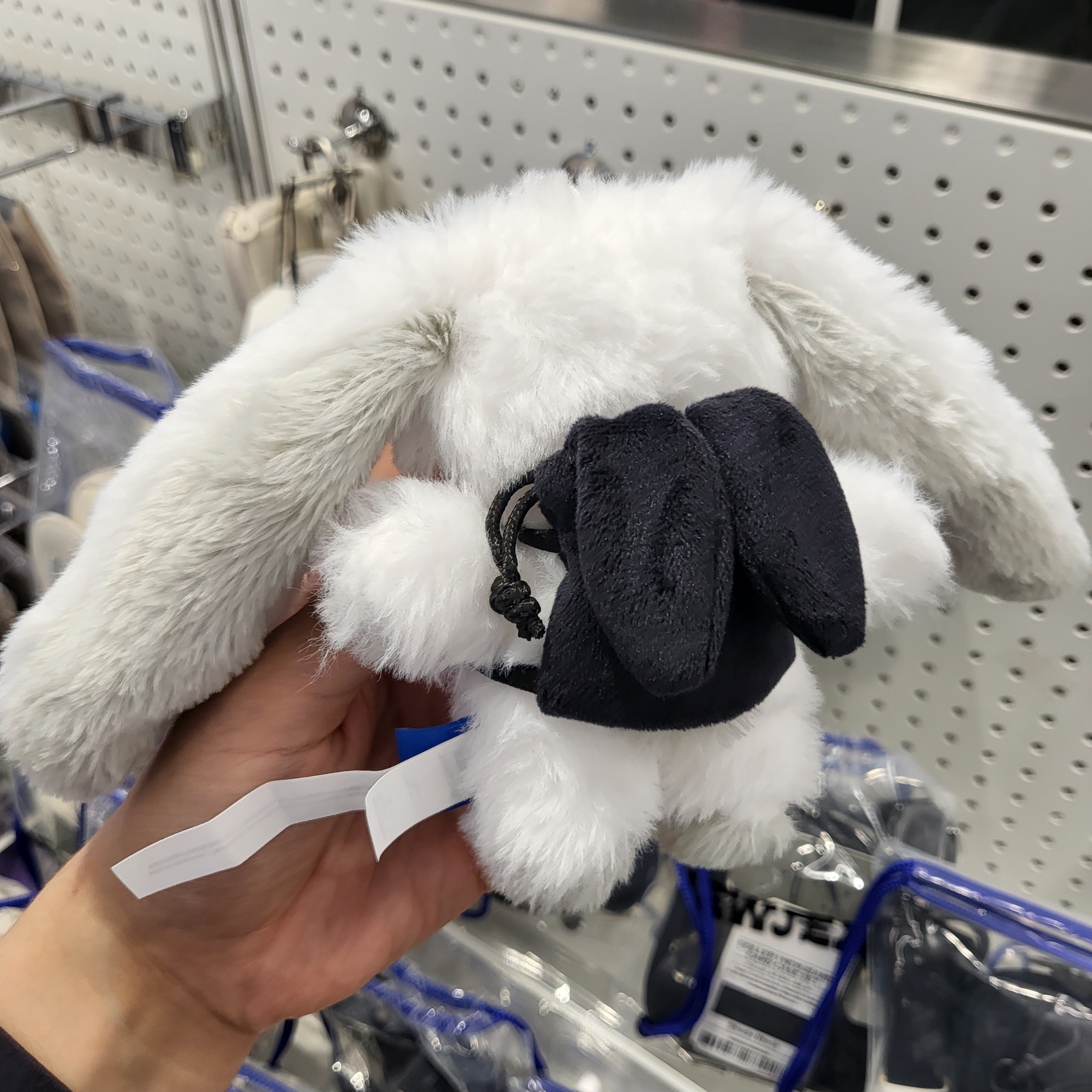 NewJeans x Coller Bunny Plush Keyring White 착용 스타일 - 2