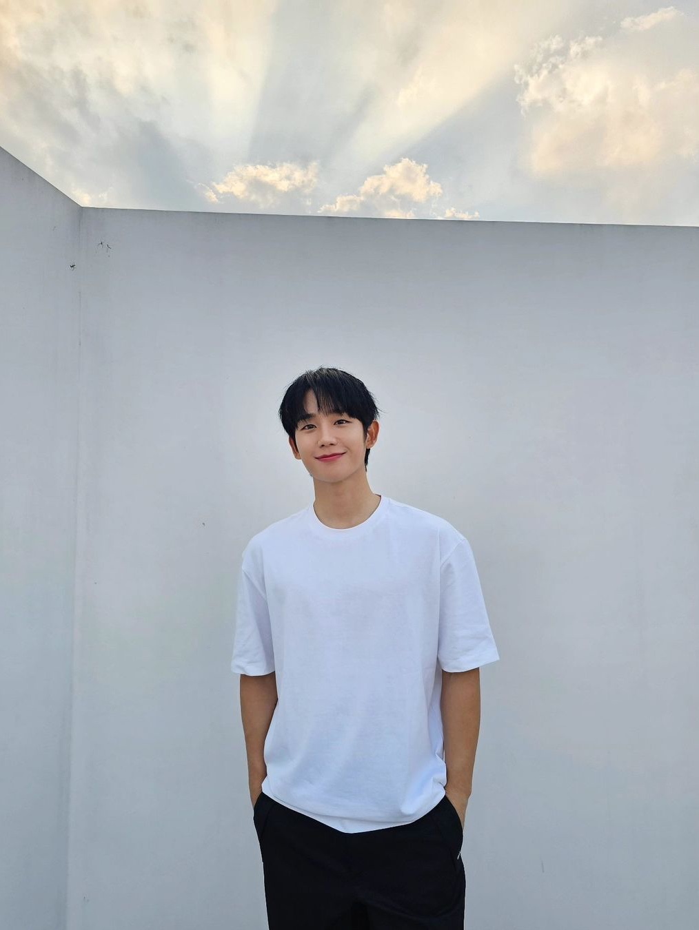 Ader Error Sig; TRS/BL Tag T-Shirt 01 Off White, Stussy Basic Stussy T-Shirt White 2024, 2025 착용 스타일 - 3