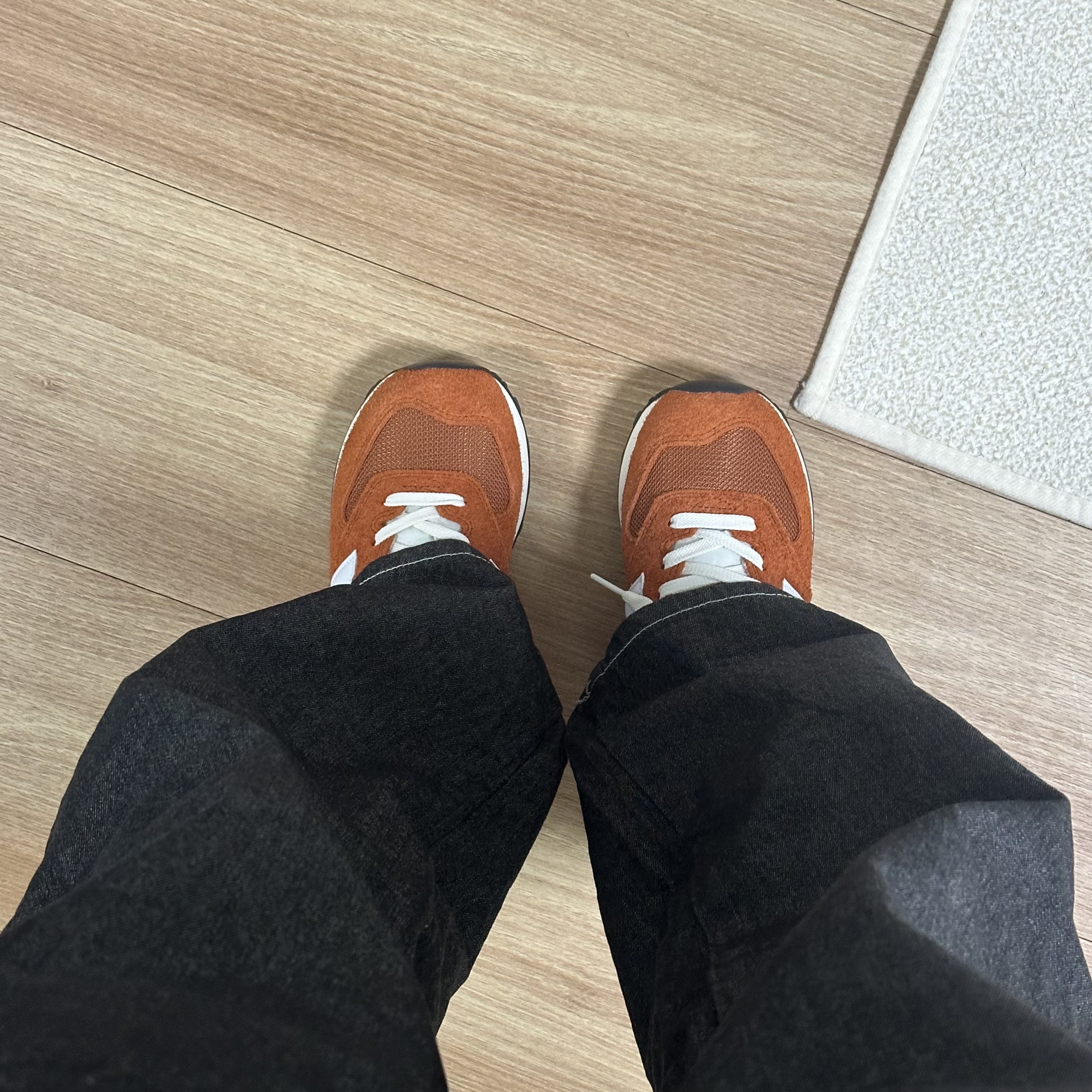 New Balance 574 Heritage Orange Burst White 착용 스타일