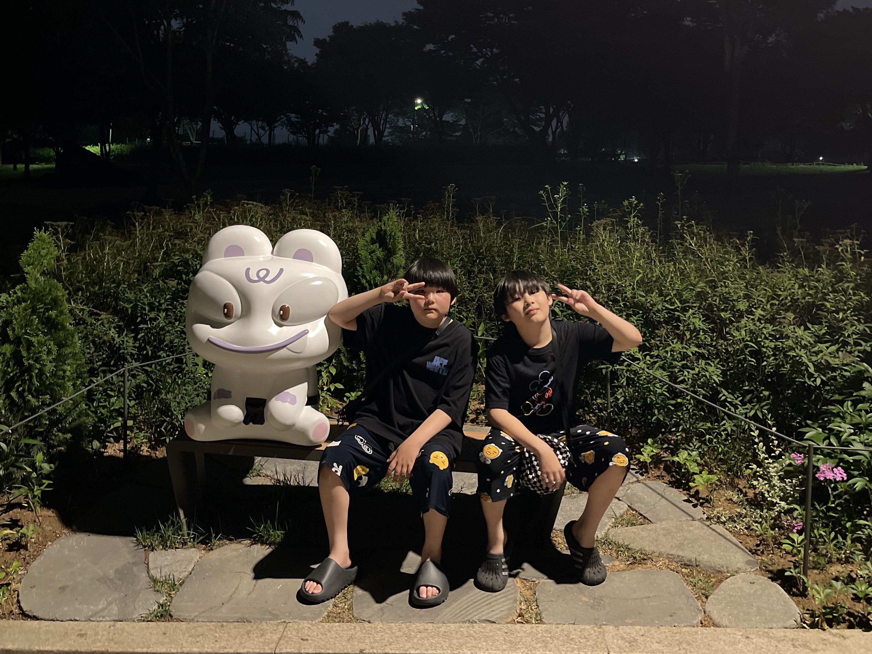 Adidas Yeezy Slide Onyx, Adidas Adilette Clog Black White 착용 스타일 - 1