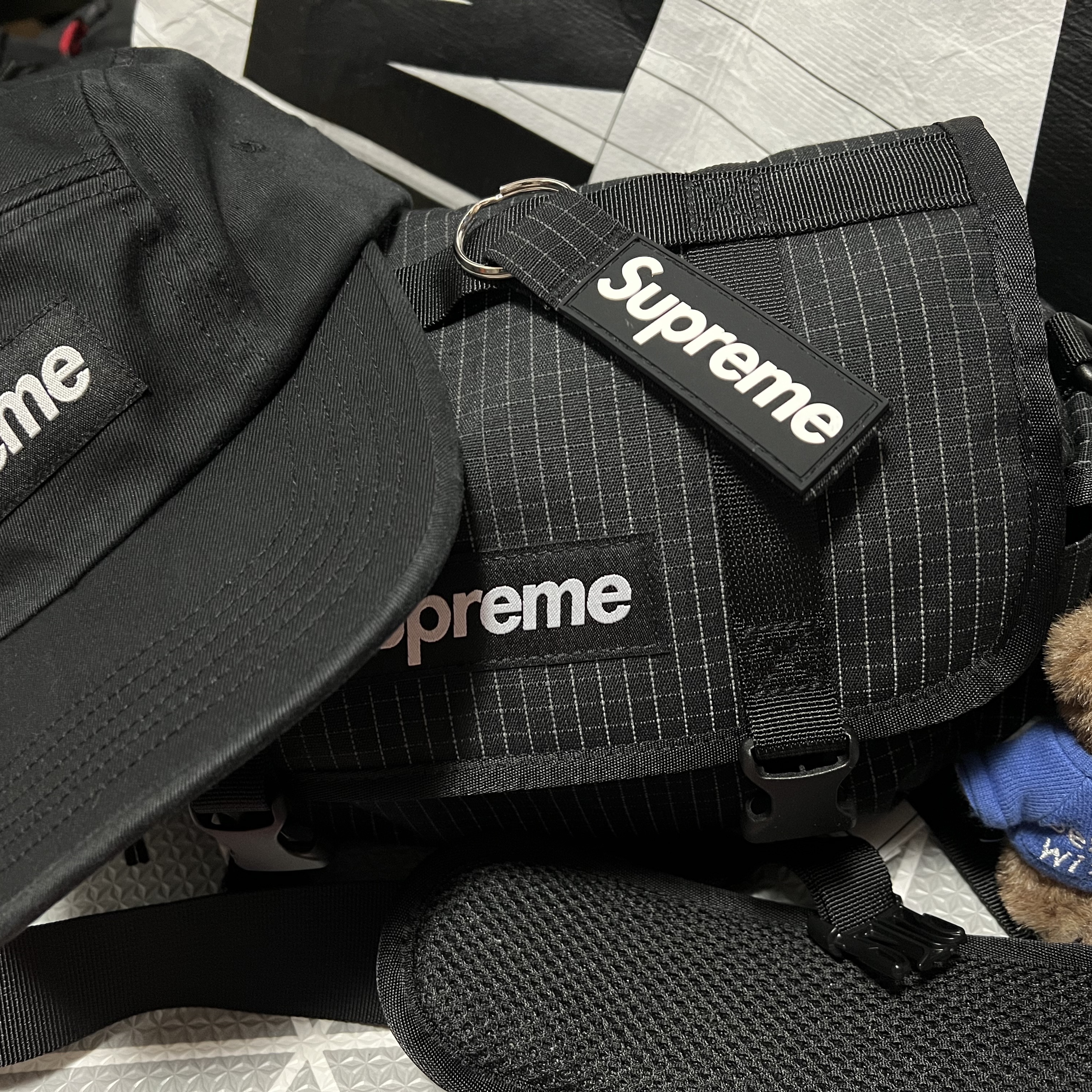 Supreme Mini Duffle Bag Black - 24SS, Supreme Ripstop Keychain Black - 24SS 착용 스타일 - 1