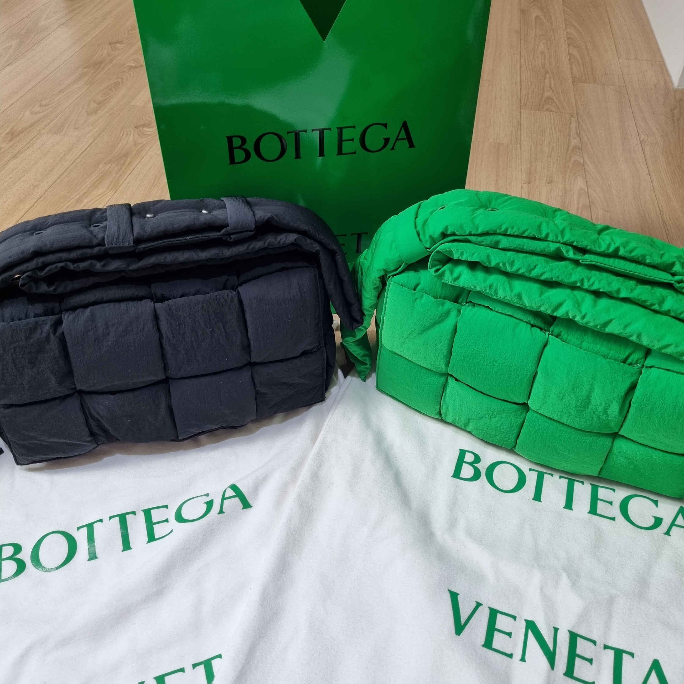 Bottega Veneta Padded Tech Cassette Black, Bottega Veneta Padded Tech Cassette Parakeet 착용 스타일
