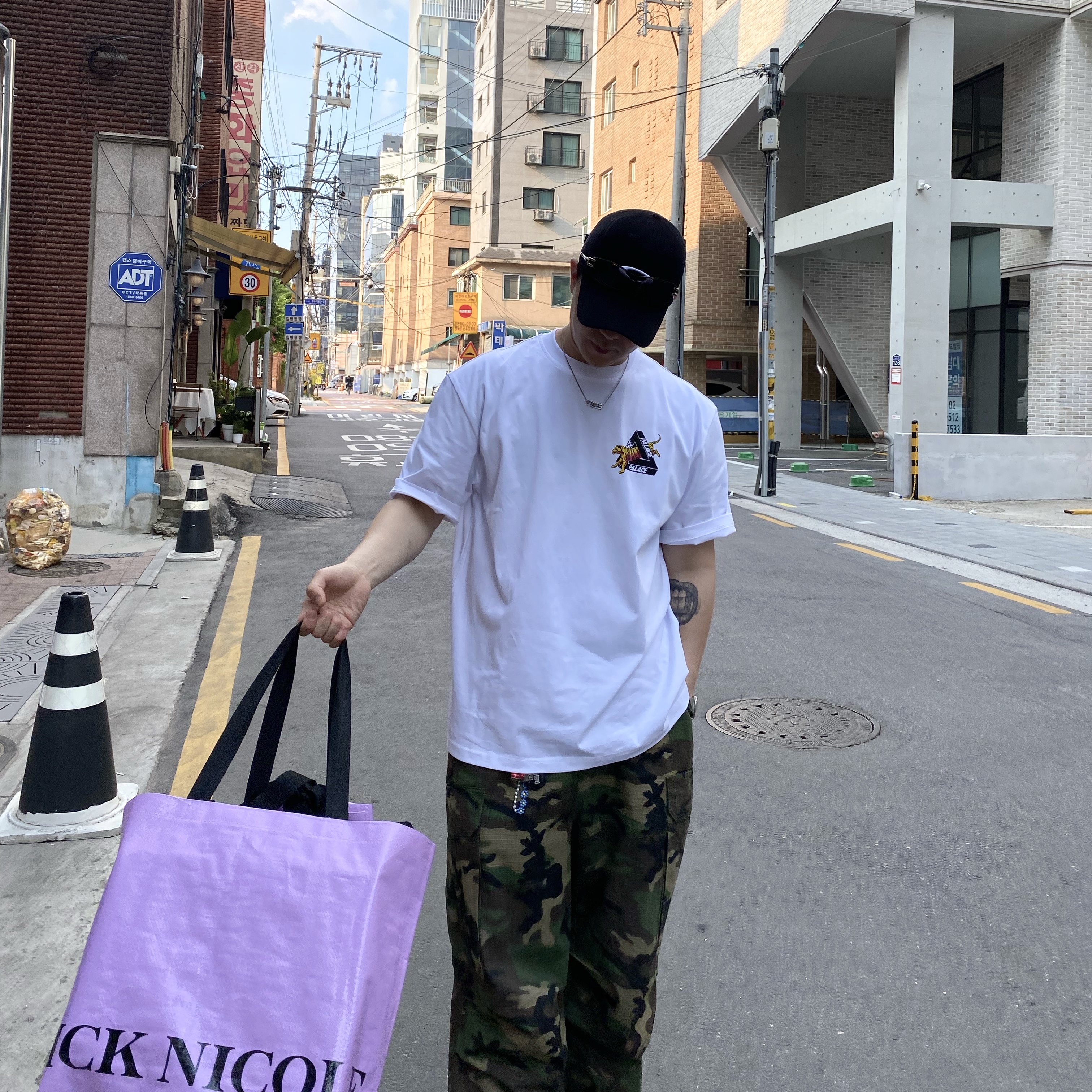 Palace Korea Tri-Ferg T-Shirt White - 24SS, Oakley Remix Dad Hat Blackout 착용 스타일 - 2