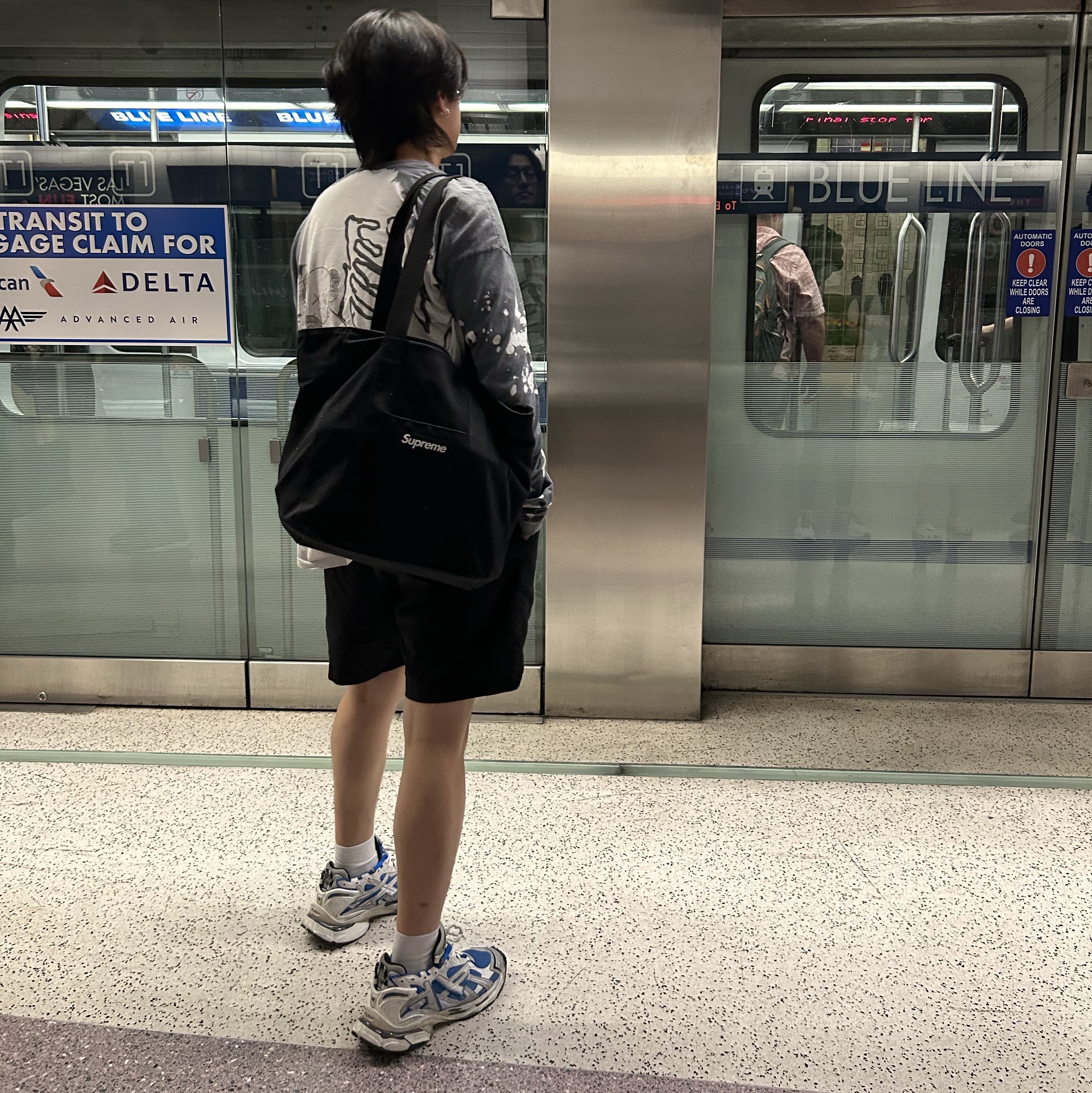 Balenciaga Runner Sneakers Blue White, Supreme Canvas Tote Black 착용 스타일 - 1