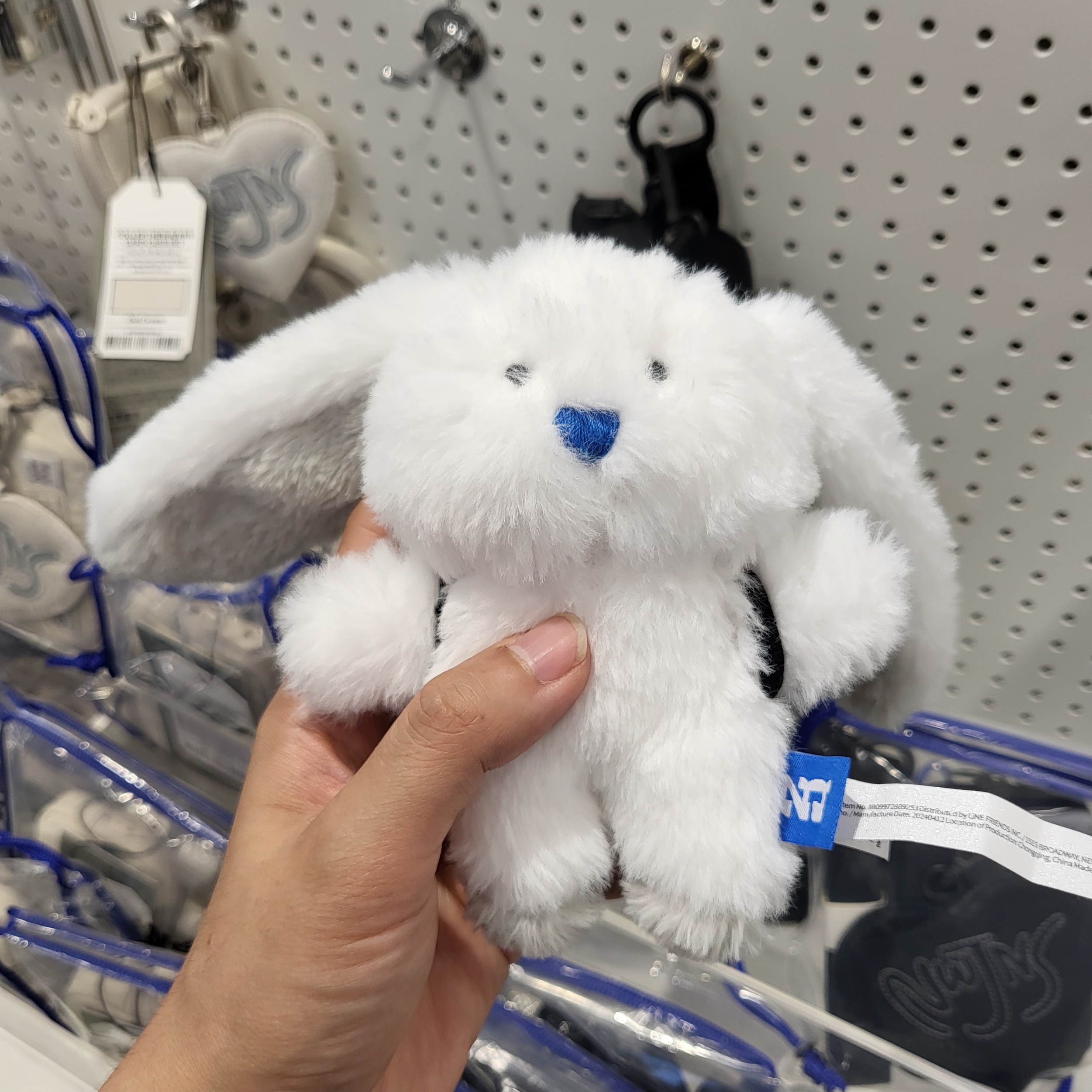 NewJeans x Coller Bunny Plush Keyring White 착용 스타일 - 1