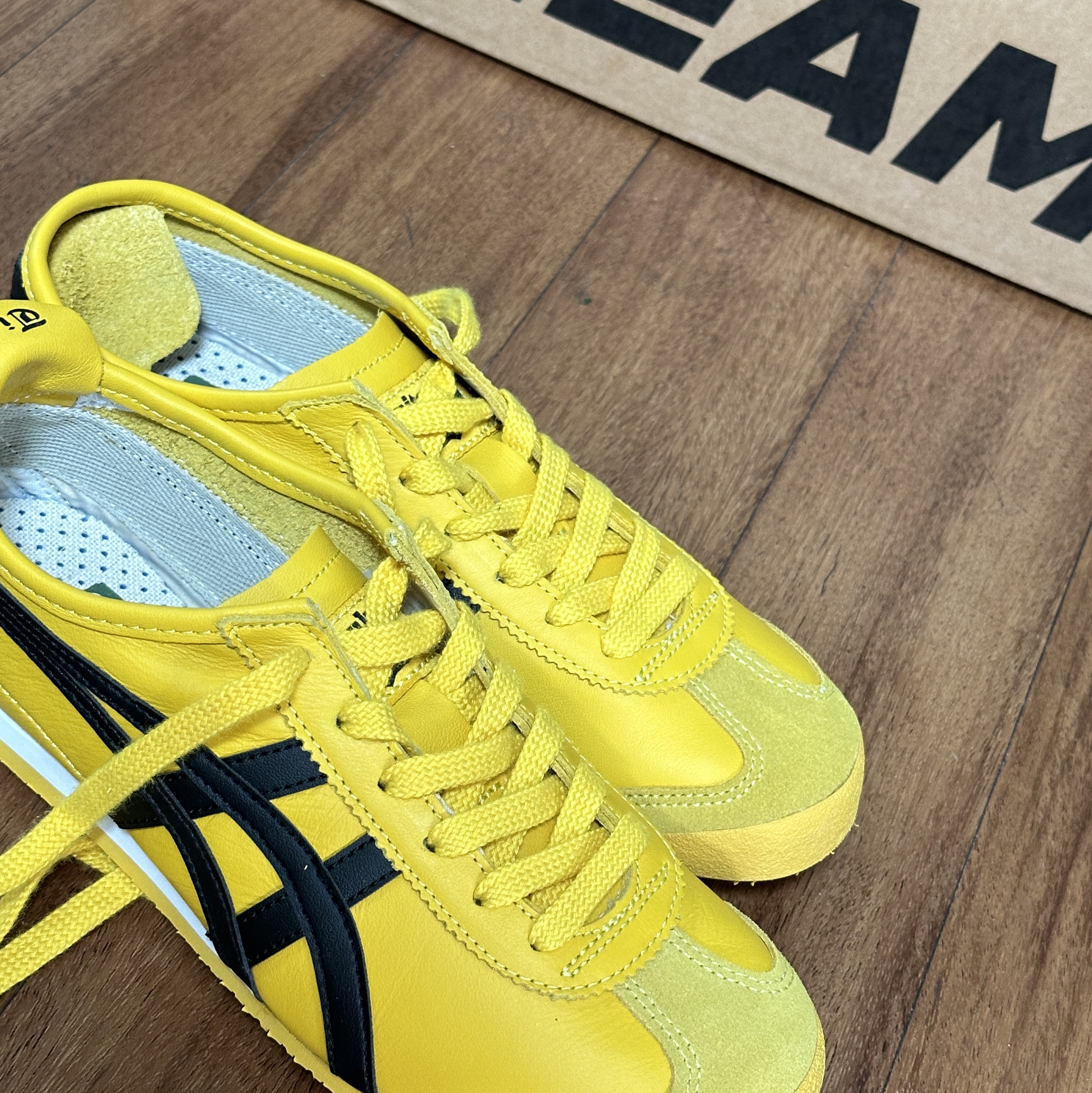 Onitsuka Tiger Mexico 66 Yellow Black 착용 스타일