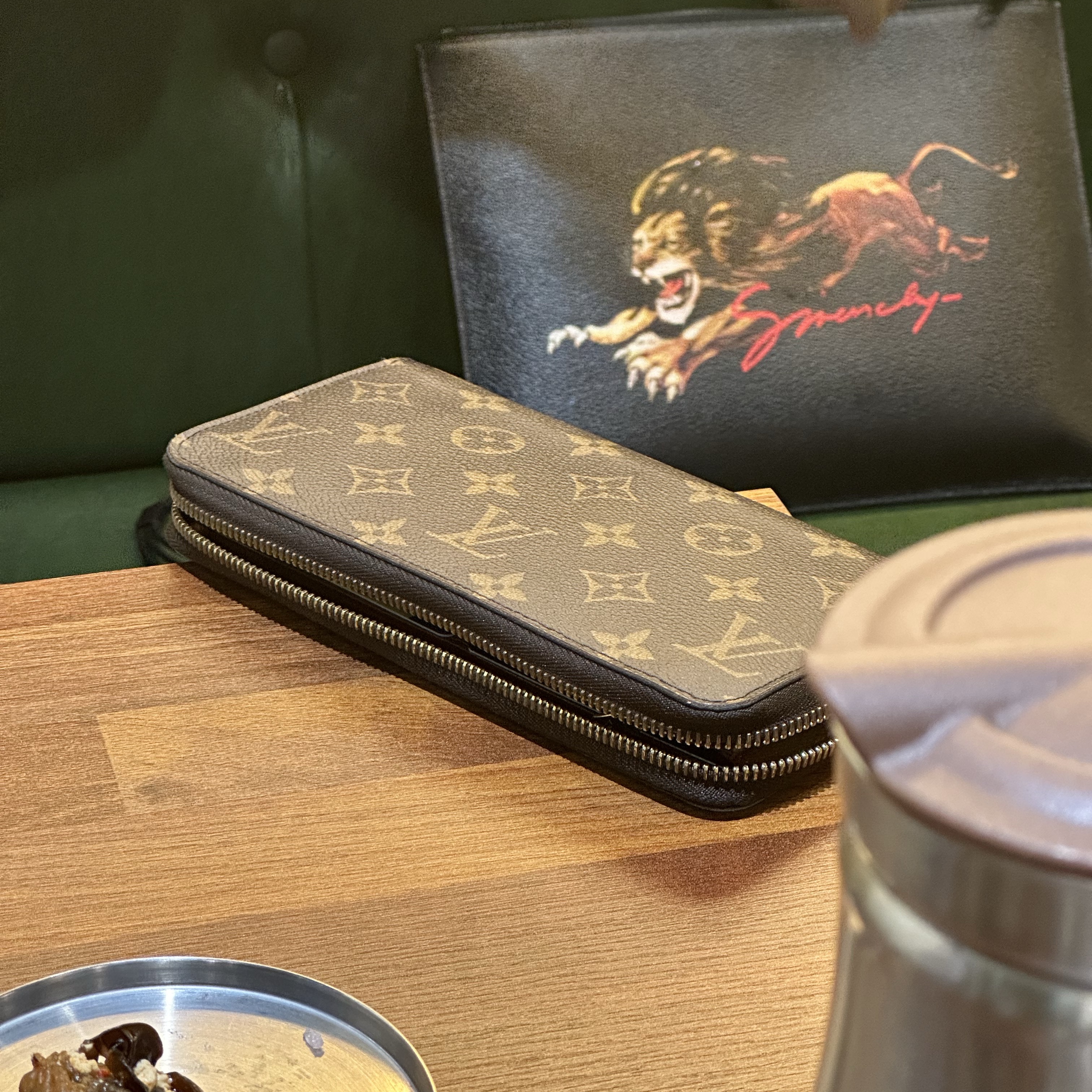Louis Vuitton Zippy Wallet Monogram Coquelicot Red 착용 스타일