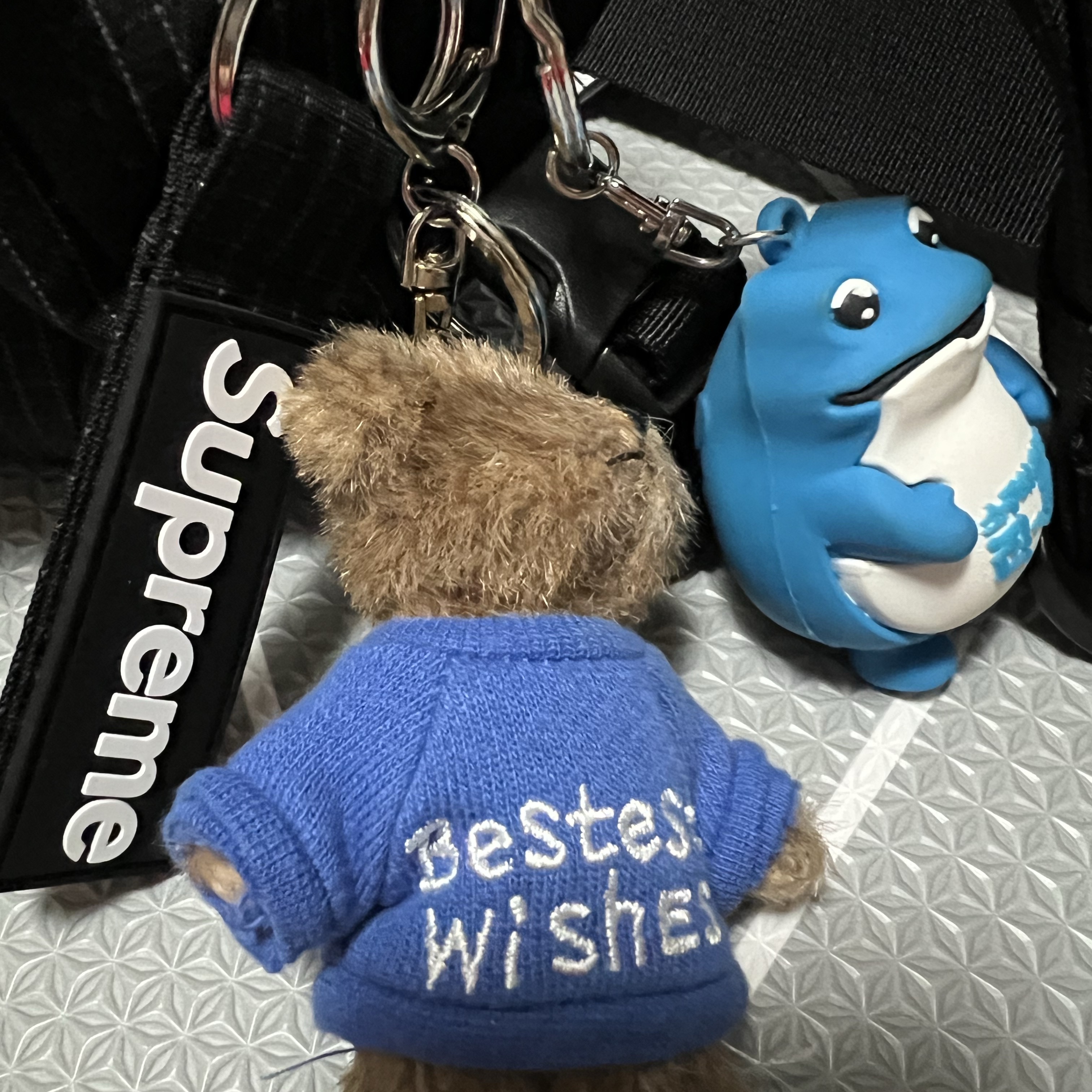 Supreme Mini Duffle Bag Black - 24SS, Supreme Ripstop Keychain Black - 24SS 착용 스타일 - 2