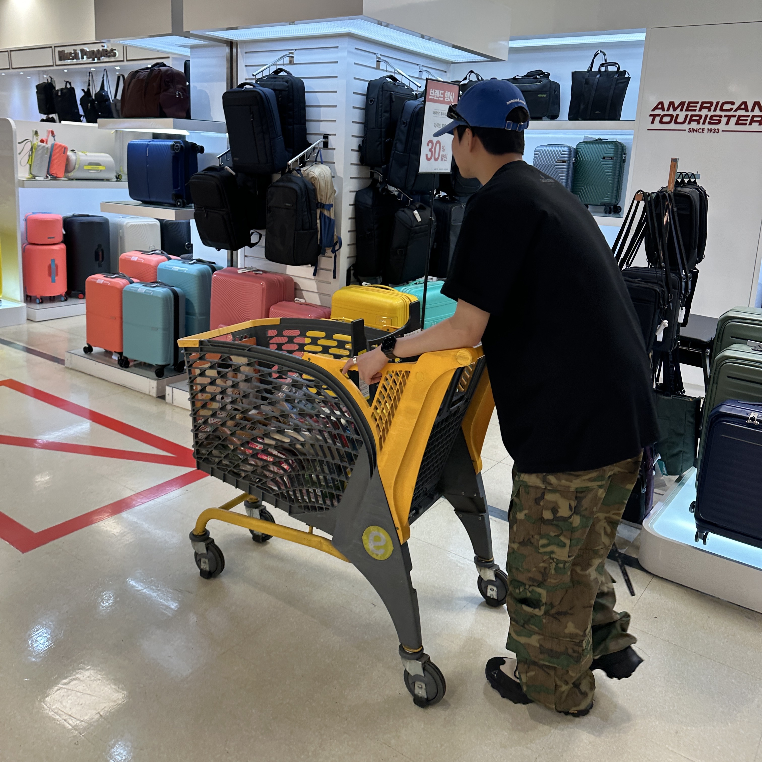 Farfromwhat Far Camo Cargo Pants Green, Undermycar Gashutein 6 Six People Graphic T-Shirt Bristol Black - 24SS 착용 스타일 - 1