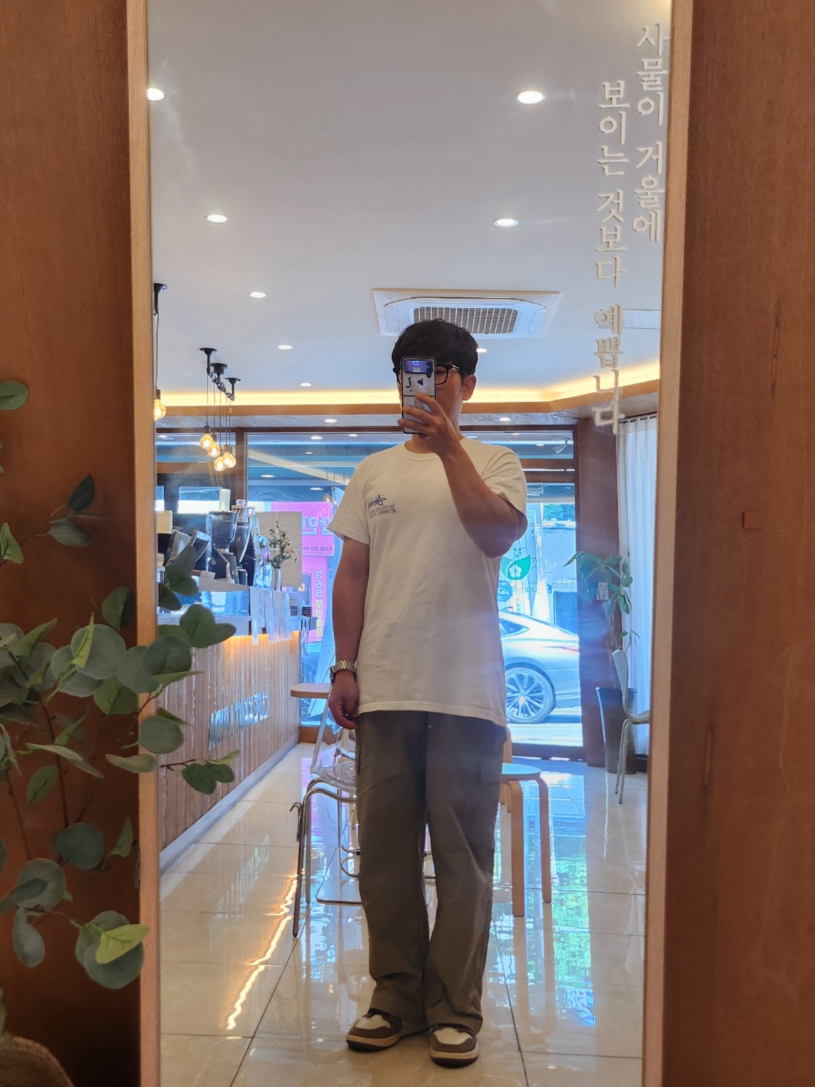 Jordan 1 x Travis Scott Retro High OG SP Mocha, Stussy Sound of Summer T-Shirt White 착용 스타일