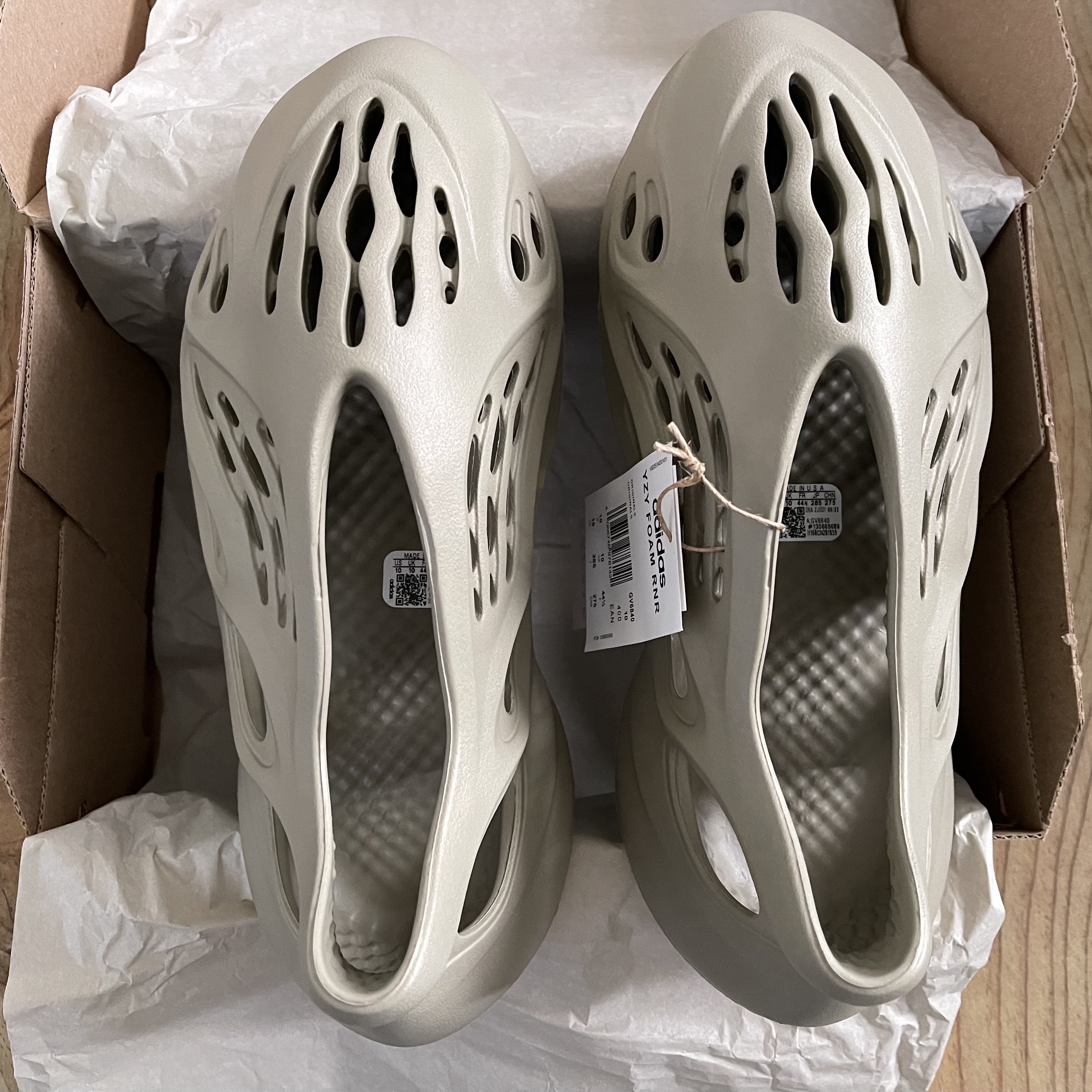 Adidas Yeezy Foam RNNR Stone Salt 착용 스타일
