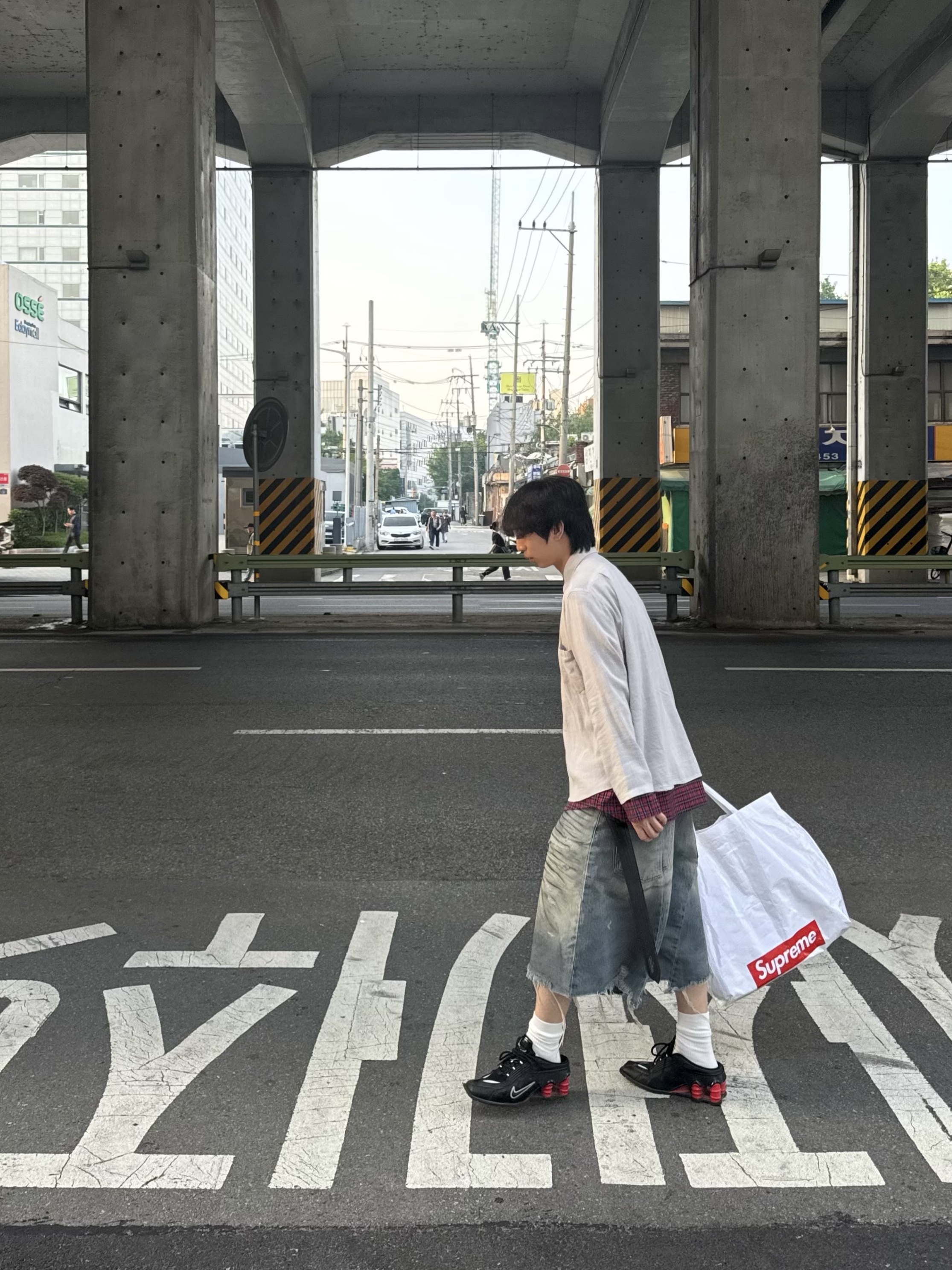 Project G/R Reworked Bermuda Shorts Blue, Nike x Martine Rose Shox MR4 Black 착용 스타일 - 5