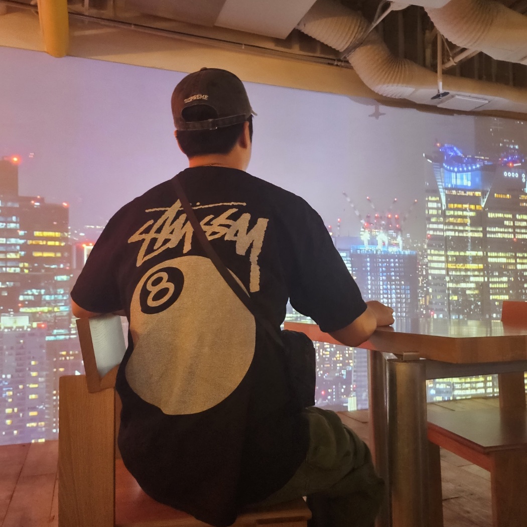 Stussy 8 Ball Pigment Dyed T-Shirt Black, Arc'teryx Heliad 6 Crossbody Bag Black 착용 스타일 - 1